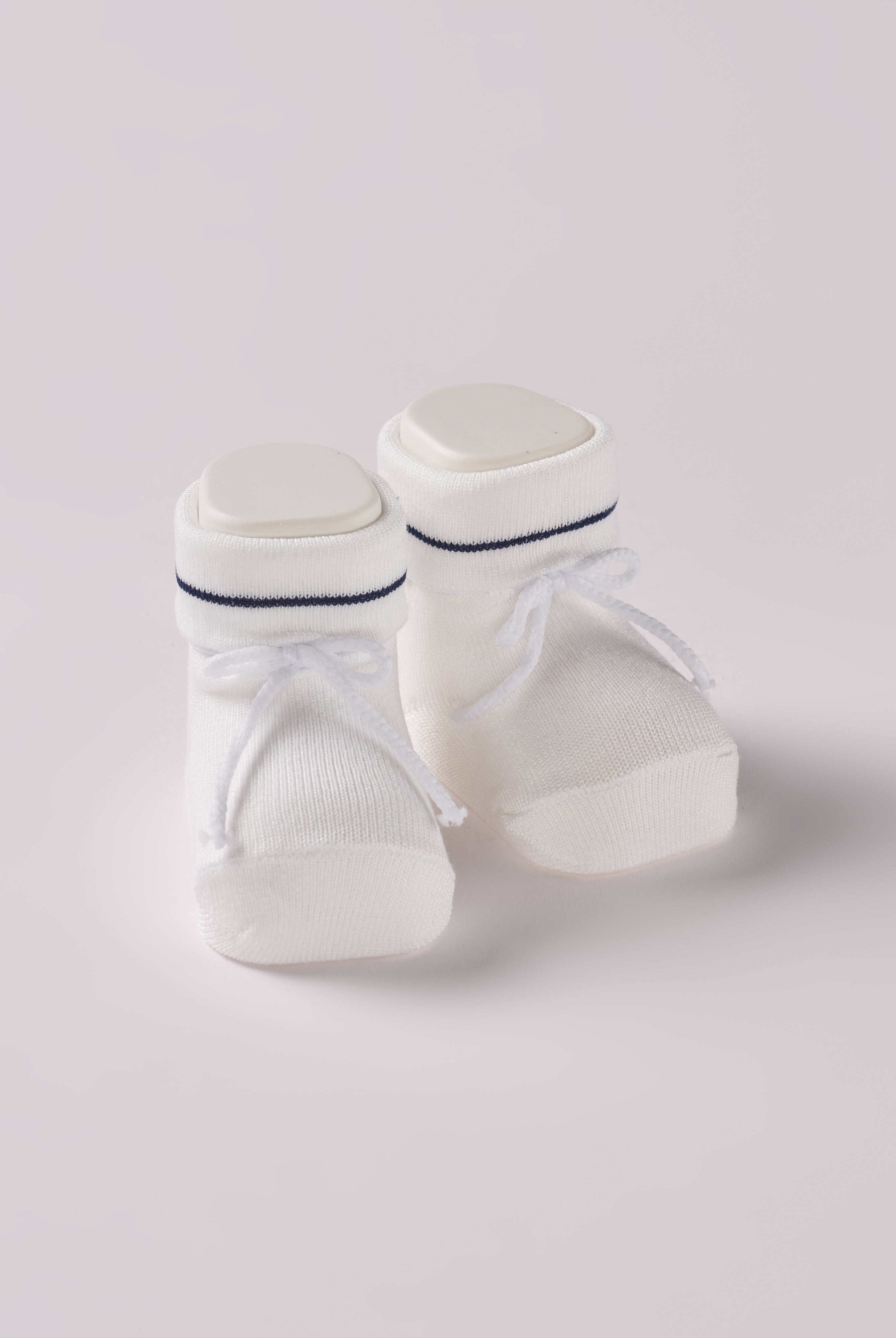 Die Baby Booties verfügen über eine edle eingewebte Zierlinie und eignen sich perfekt als Geschenk für Babypartys oder als süße Schwangerschaftsankündigung für Freunde und Verwandte. Die feine Schnürung bietet besonderen Halt am Fuß. Unsere Scarpine werden in einer ansprechenden Geschenkbox präsentiert.
Höchste Qualität, bestes Preis-Leistungs-Verhältnis MADE IN ITALY.