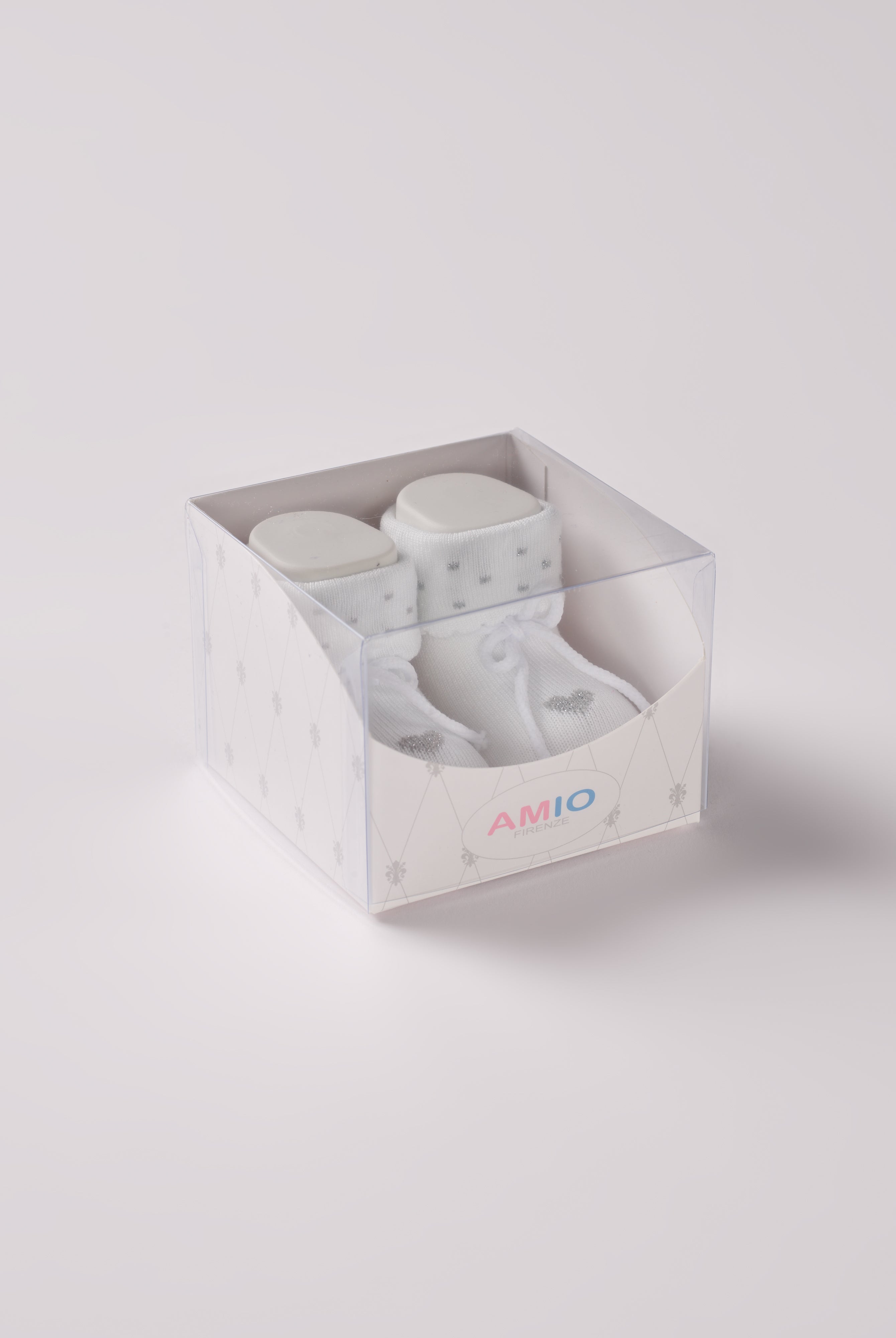 Die Baby Booties mit eingewebten Herzen von AMIO Firenze eignen sich perfekt als Geschenk für Babypartys oder als süße Schwangerschaftsankündigung für Freunde und Verwandte, als Accessoire für Taufen, Hochzeiten und Feierlichkeiten. Der Silberfaden verleiht ihnen eine besonders edele Note. Die feine Schnürung bietet besonderen Halt am Fuß. Unsere Scarpine werden in einer ansprechenden Geschenkbox präsentiert.
Höchste Qualität, bestes Preis-Leistungs-Verhältnis MADE IN ITALY.