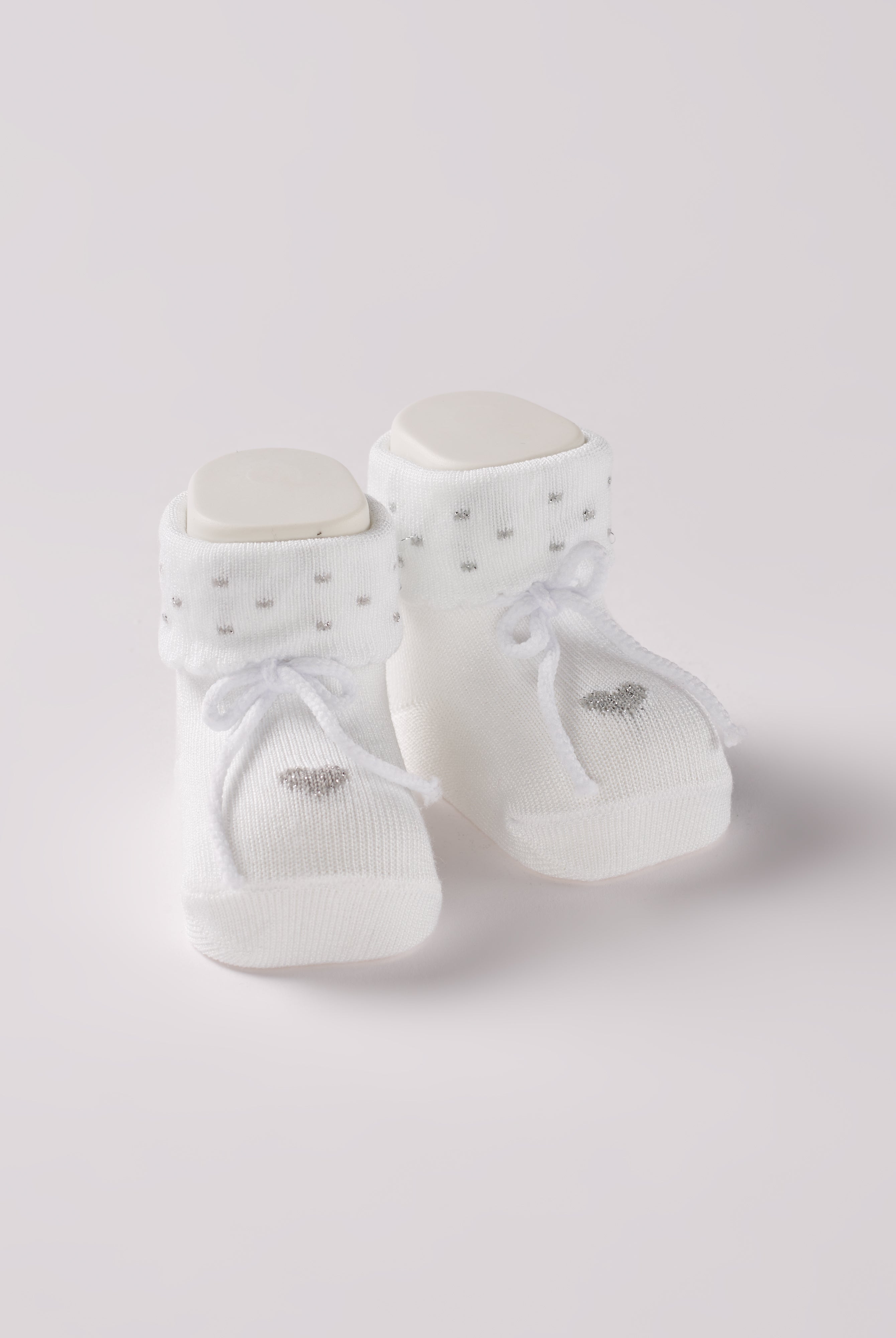 Die Baby Booties mit eingewebten Herzen von AMIO Firenze eignen sich perfekt als Geschenk für Babypartys oder als süße Schwangerschaftsankündigung für Freunde und Verwandte, als Accessoire für Taufen, Hochzeiten und Feierlichkeiten. Der Silberfaden verleiht ihnen eine besonders edele Note. Die feine Schnürung bietet besonderen Halt am Fuß. Unsere Scarpine werden in einer ansprechenden Geschenkbox präsentiert.
Höchste Qualität, bestes Preis-Leistungs-Verhältnis MADE IN ITALY.