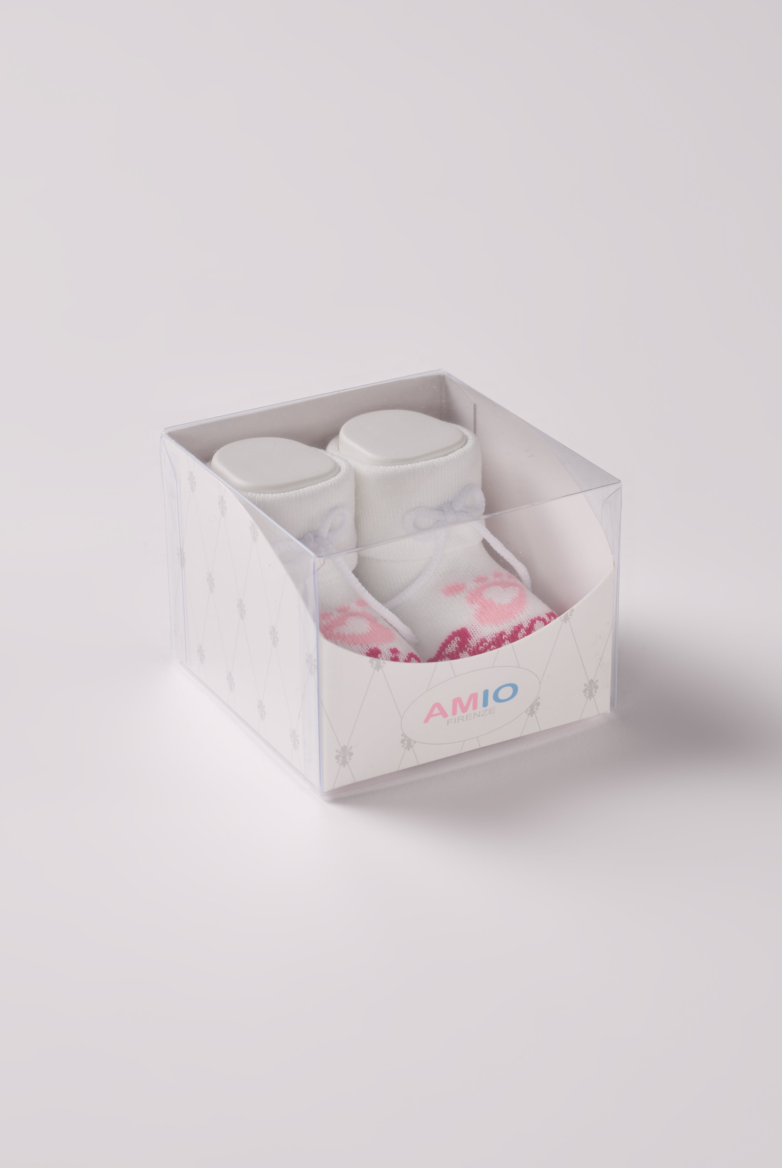 Die Baby Booties mit rosa Schriftzug "Mio Amore" von AMIO Firenze eignen sich perfekt als Geschenk für Babypartys oder als süße Schwangerschaftsankündigung für Freunde und Verwandte. Die feine Schnürung bietet besonderen Halt am Fuß. Unsere Scarpine werden in einer ansprechenden Geschenkbox präsentiert.
Höchste Qualität, bestes Preis-Leistungs-Verhältnis MADE IN ITALY.