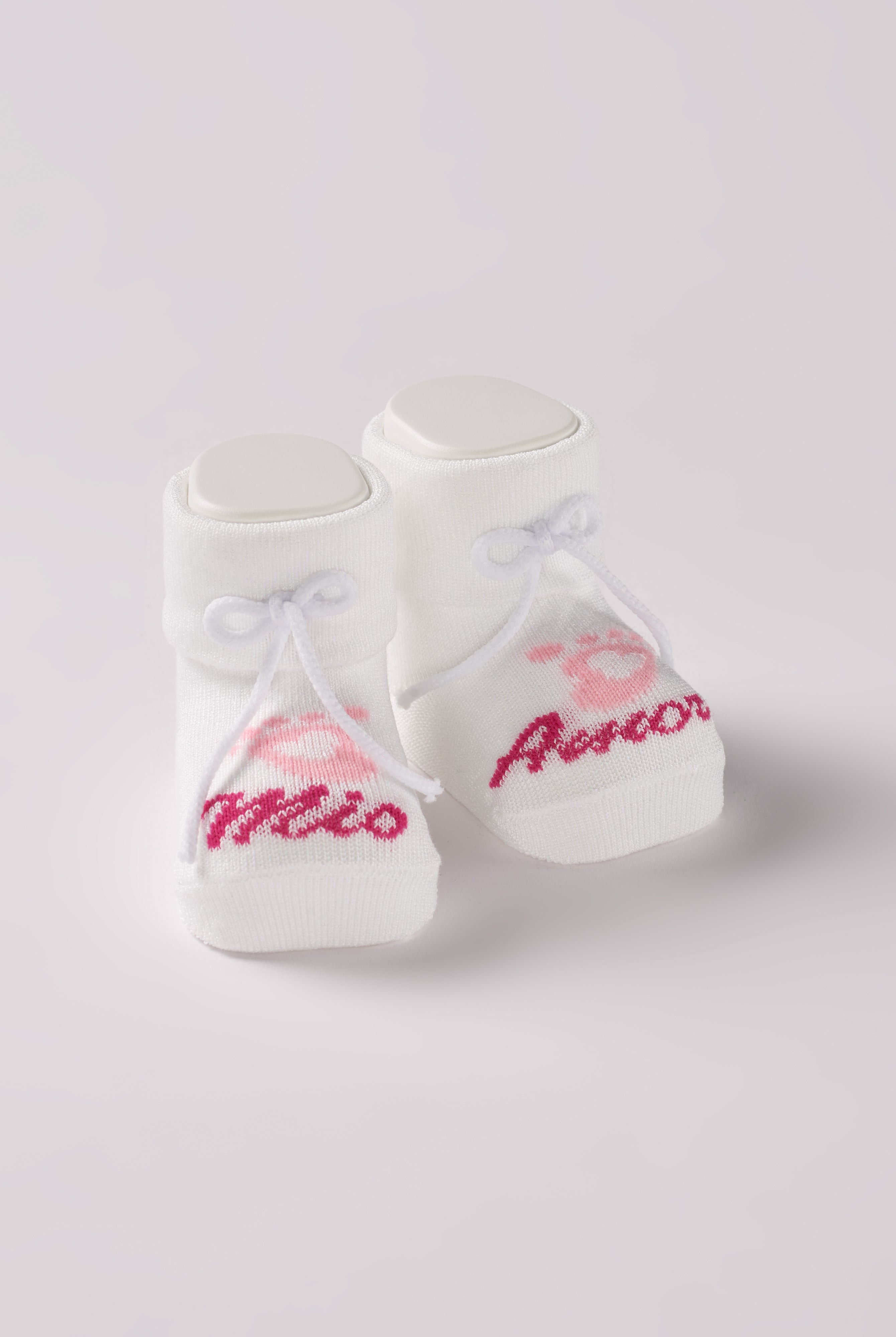 Die Baby Booties mit rosa Schriftzug "Mio Amore" von AMIO Firenze eignen sich perfekt als Geschenk für Babypartys oder als süße Schwangerschaftsankündigung für Freunde und Verwandte. Die feine Schnürung bietet besonderen Halt am Fuß. Unsere Scarpine werden in einer ansprechenden Geschenkbox präsentiert.
Höchste Qualität, bestes Preis-Leistungs-Verhältnis MADE IN ITALY.