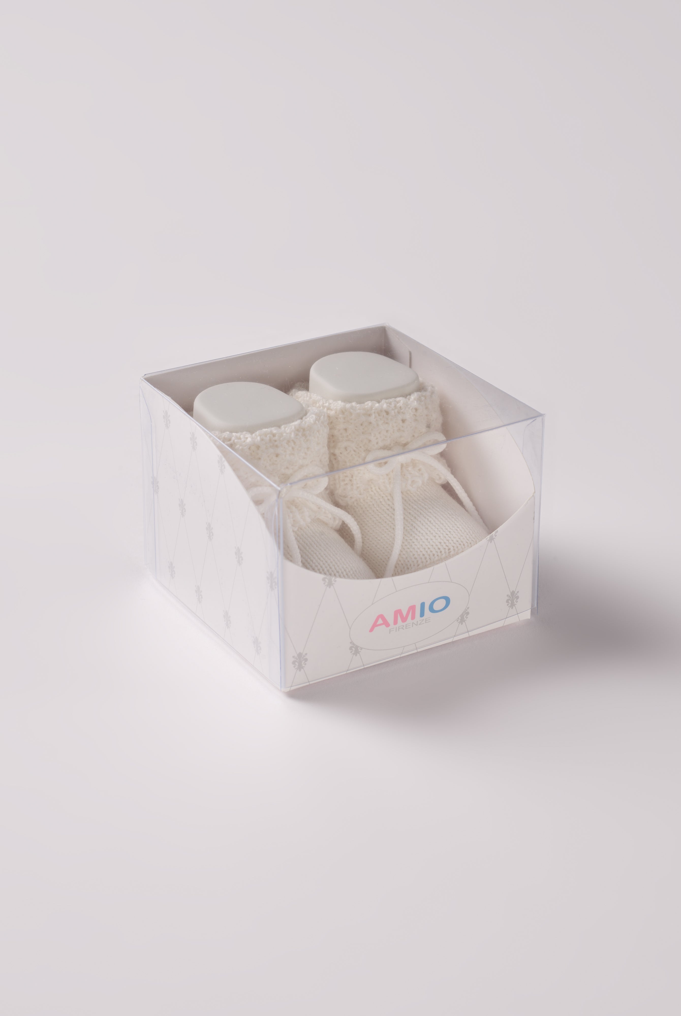 Die eleganten Strick Baby Booties aus Wolle von AMIO Firenze eignen sich perfekt als Geschenk für Babypartys oder als süße Schwangerschaftsankündigung für Freunde und Verwandte. Die feine Schnürung bietet besonderen Halt am Fuß. Unsere Scarpine werden in einer ansprechenden Geschenkbox präsentiert.
Höchste Qualität, bestes Preis-Leistungs-Verhältnis MADE IN ITALY.