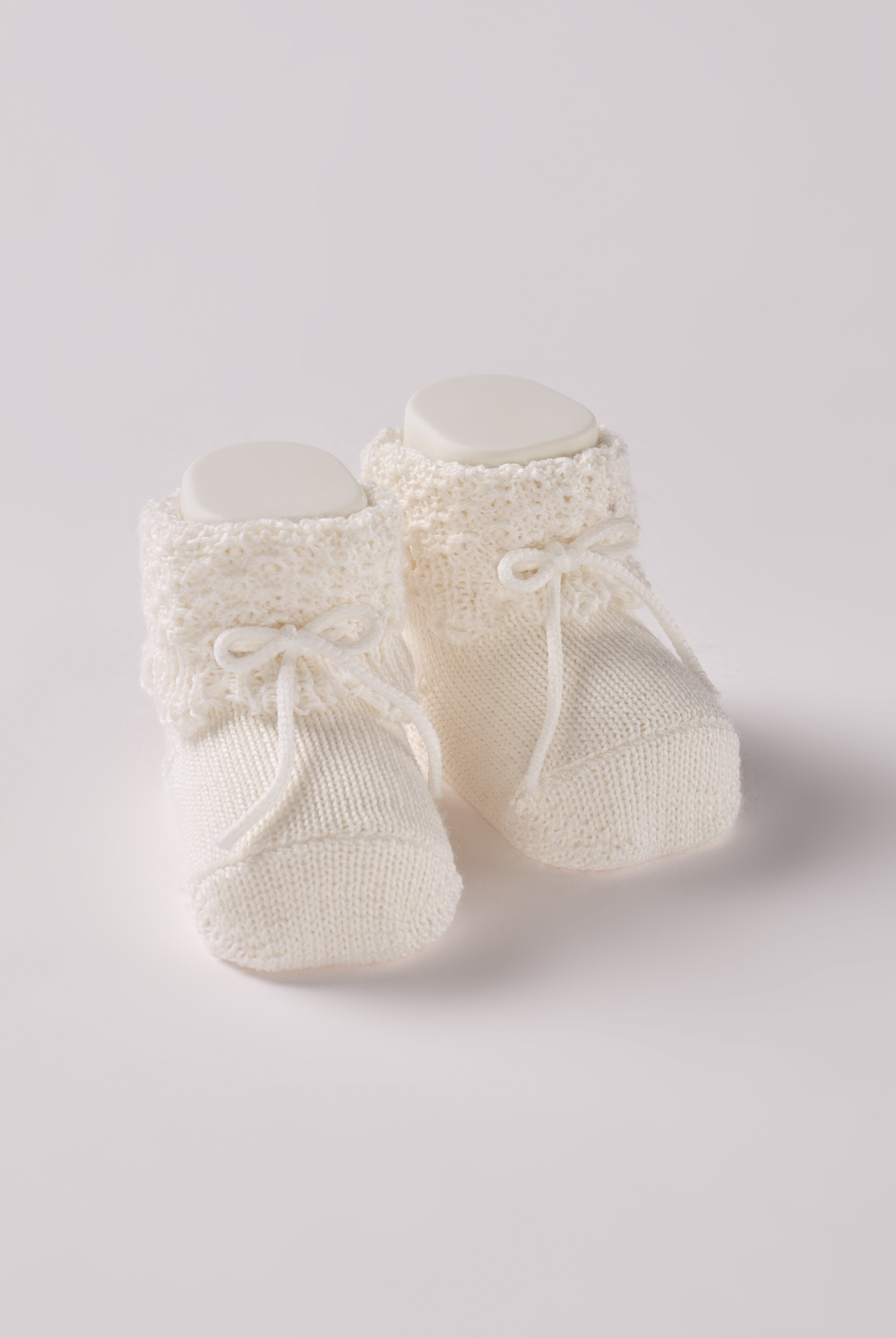 Die eleganten Strick Baby Booties aus Wolle von AMIO Firenze eignen sich perfekt als Geschenk für Babypartys oder als süße Schwangerschaftsankündigung für Freunde und Verwandte. Die feine Schnürung bietet besonderen Halt am Fuß. Unsere Scarpine werden in einer ansprechenden Geschenkbox präsentiert.
Höchste Qualität, bestes Preis-Leistungs-Verhältnis MADE IN ITALY.