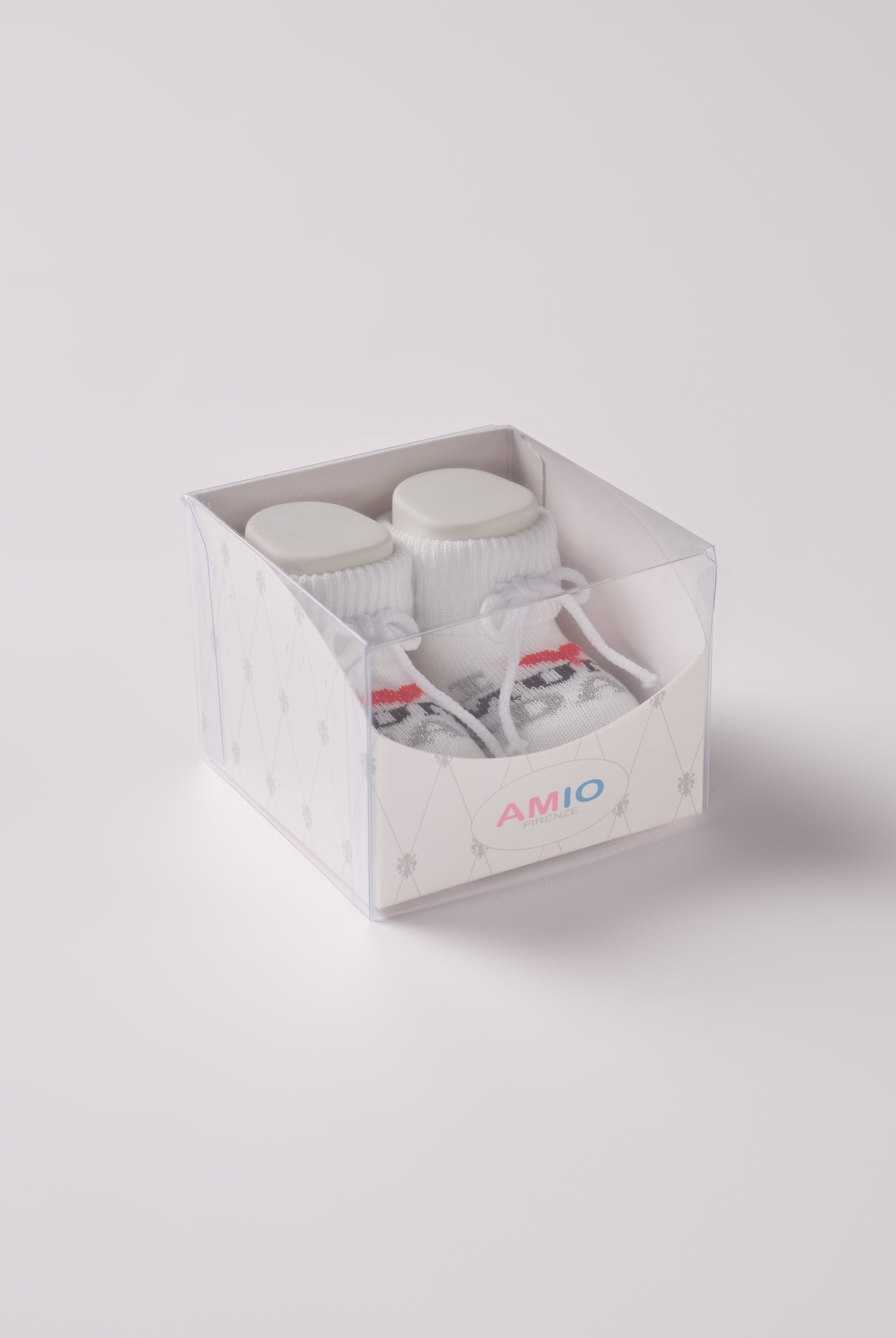 Die Baby Booties verfügen über eine niedliche eingewebte Botschaft und eignen sich perfekt als Geschenk für Babypartys oder als süße Ankündigung für Freunde und Verwandte. Die feine Schnürung bietet besonderen Halt am Fuß und der glitzernde Faden verleiht den Scarpine einen edlen Touch. Unsere Scarpine werden in einer ansprechenden Geschenkbox präsentiert.
Höchste Qualität, bestes Preis-Leistungs-Verhältnis MADE IN ITALY.
eingewebte Botschaft
"I ♥ MUM & DAD"