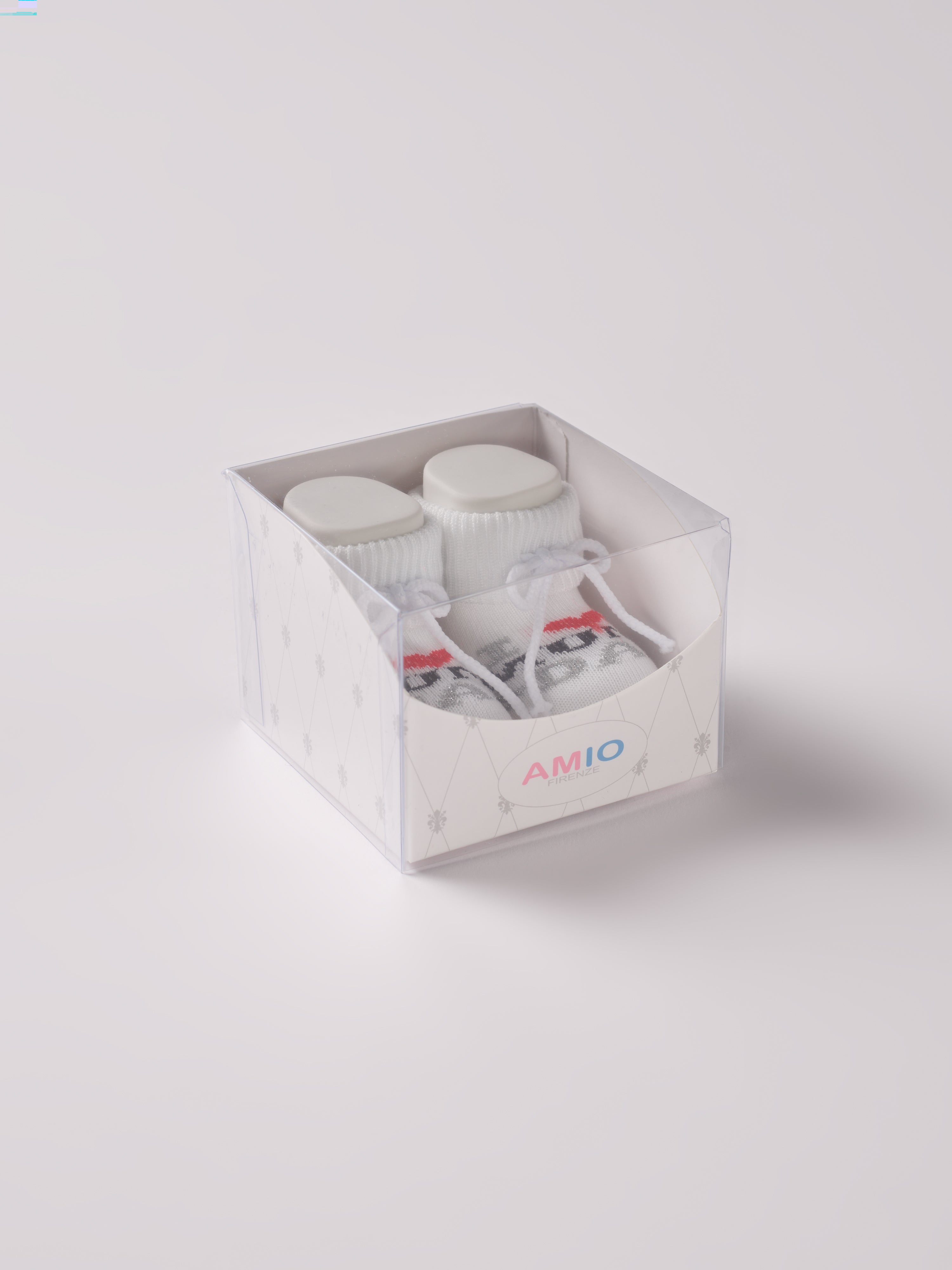 Die Baby Booties verfügen über eine niedliche eingewebte Botschaft und eignen sich perfekt als Geschenk für Babypartys oder als süße Ankündigung für Freunde und Verwandte. Die feine Schnürung bietet besonderen Halt am Fuß und der glitzernde Faden verleiht den Scarpine einen edlen Touch. Unsere Scarpine werden in einer ansprechenden Geschenkbox präsentiert.
Höchste Qualität, bestes Preis-Leistungs-Verhältnis MADE IN ITALY.
eingewebte Botschaft
"I ♥ MUM & DAD"