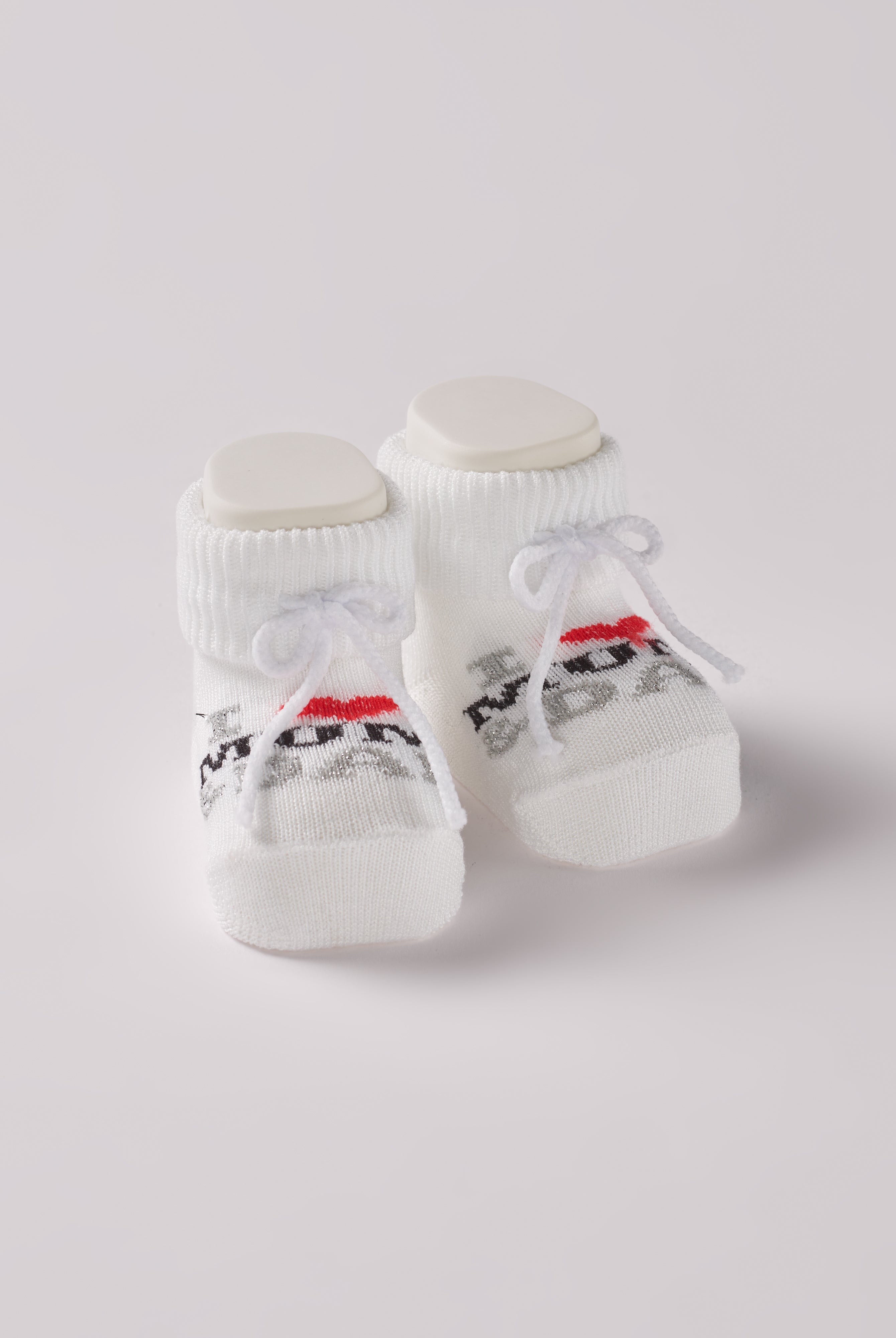 Die Baby Booties verfügen über eine niedliche eingewebte Botschaft und eignen sich perfekt als Geschenk für Babypartys oder als süße Ankündigung für Freunde und Verwandte. Die feine Schnürung bietet besonderen Halt am Fuß und der glitzernde Faden verleiht den Scarpine einen edlen Touch. Unsere Scarpine werden in einer ansprechenden Geschenkbox präsentiert.
Höchste Qualität, bestes Preis-Leistungs-Verhältnis MADE IN ITALY.
eingewebte Botschaft
"I ♥ MUM & DAD"