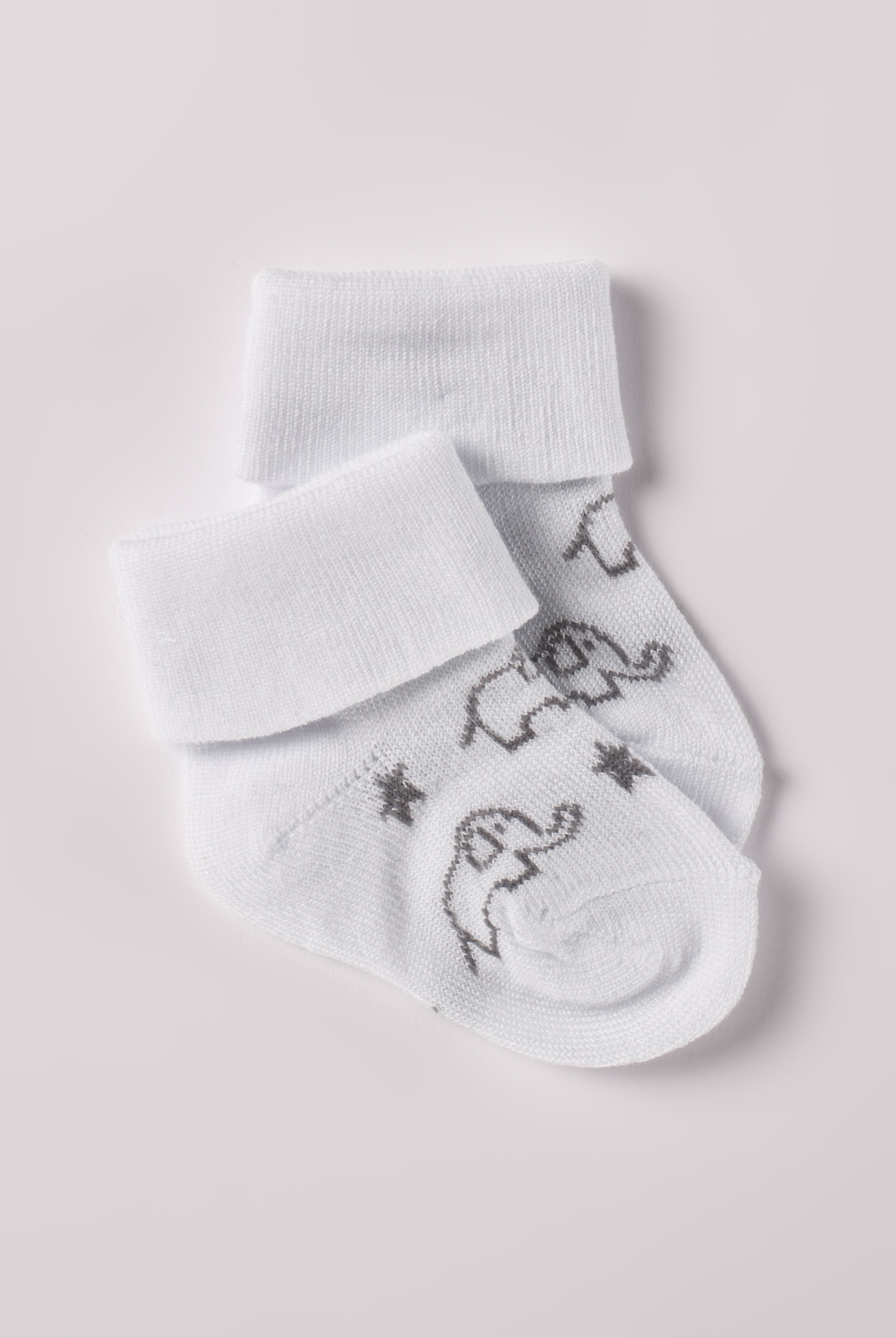 Die edlen Baby-Söckchen von AMIO Firenze bieten maximalen Tragekomfort und brillieren mit ihrer Passform. Die eingewebten Elefanten und Sternmotive sorgen für ein verspieltes und edles Design. Ein Must-Have für jede Grundausstattung.
Höchste Qualität, bestes Preis-Leistungs-Verhältnis MADE IN ITALY.