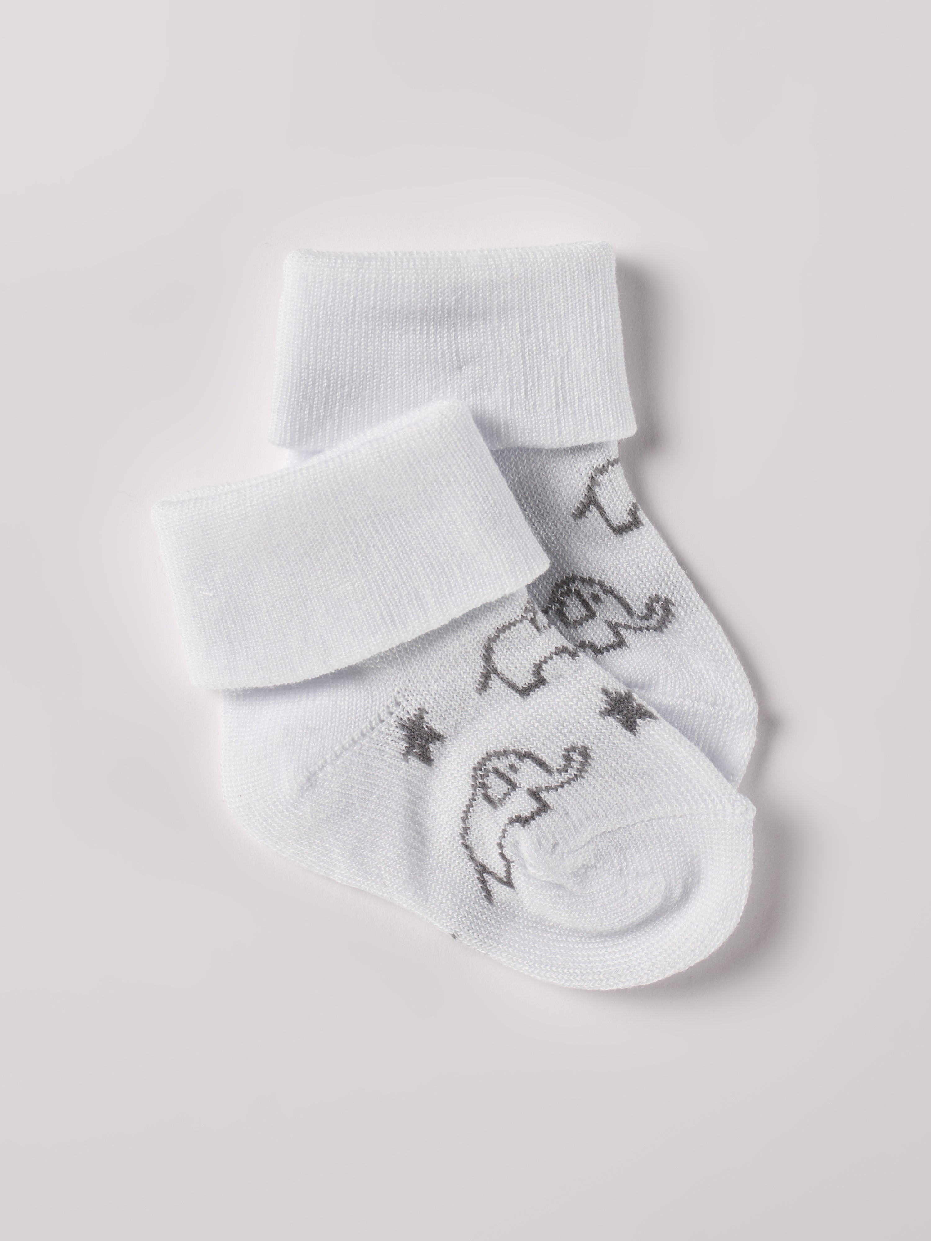 Die edlen Baby-Söckchen von AMIO Firenze bieten maximalen Tragekomfort und brillieren mit ihrer Passform. Die eingewebten Elefanten und Sternmotive sorgen für ein verspieltes und edles Design. Ein Must-Have für jede Grundausstattung.
Höchste Qualität, bestes Preis-Leistungs-Verhältnis MADE IN ITALY.