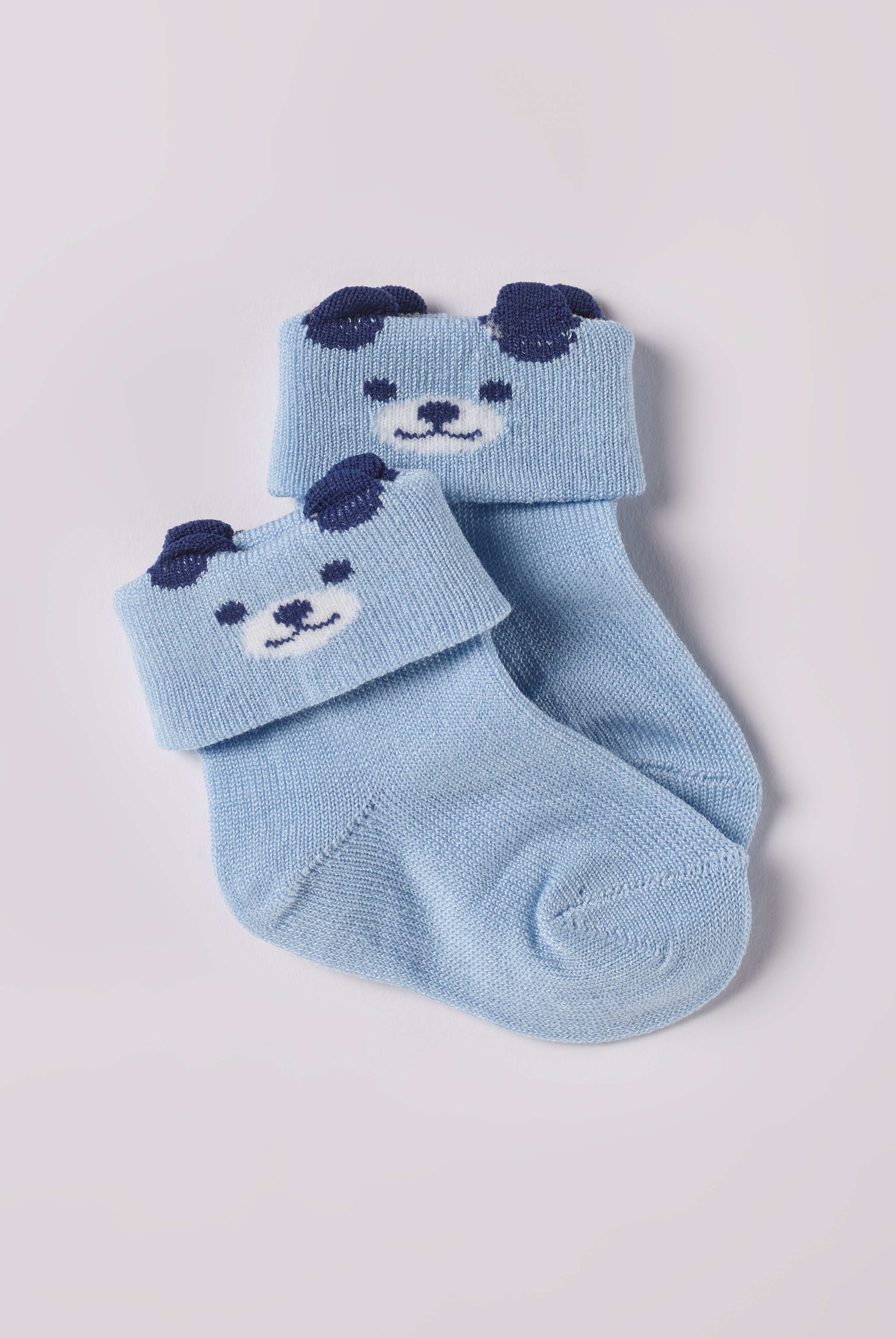 Die verspielten Baby-Söckchen von AMIO Firenze bieten maximalen Tragekomfort und brillieren mit ihrer Passform. Das eingewebte Bärchen-Motiv ist besonders niedlich. Ein Must-Have für jede Grundausstattung.
Höchste Qualität, bestes Preis-Leistungs-Verhältnis MADE IN ITALY.