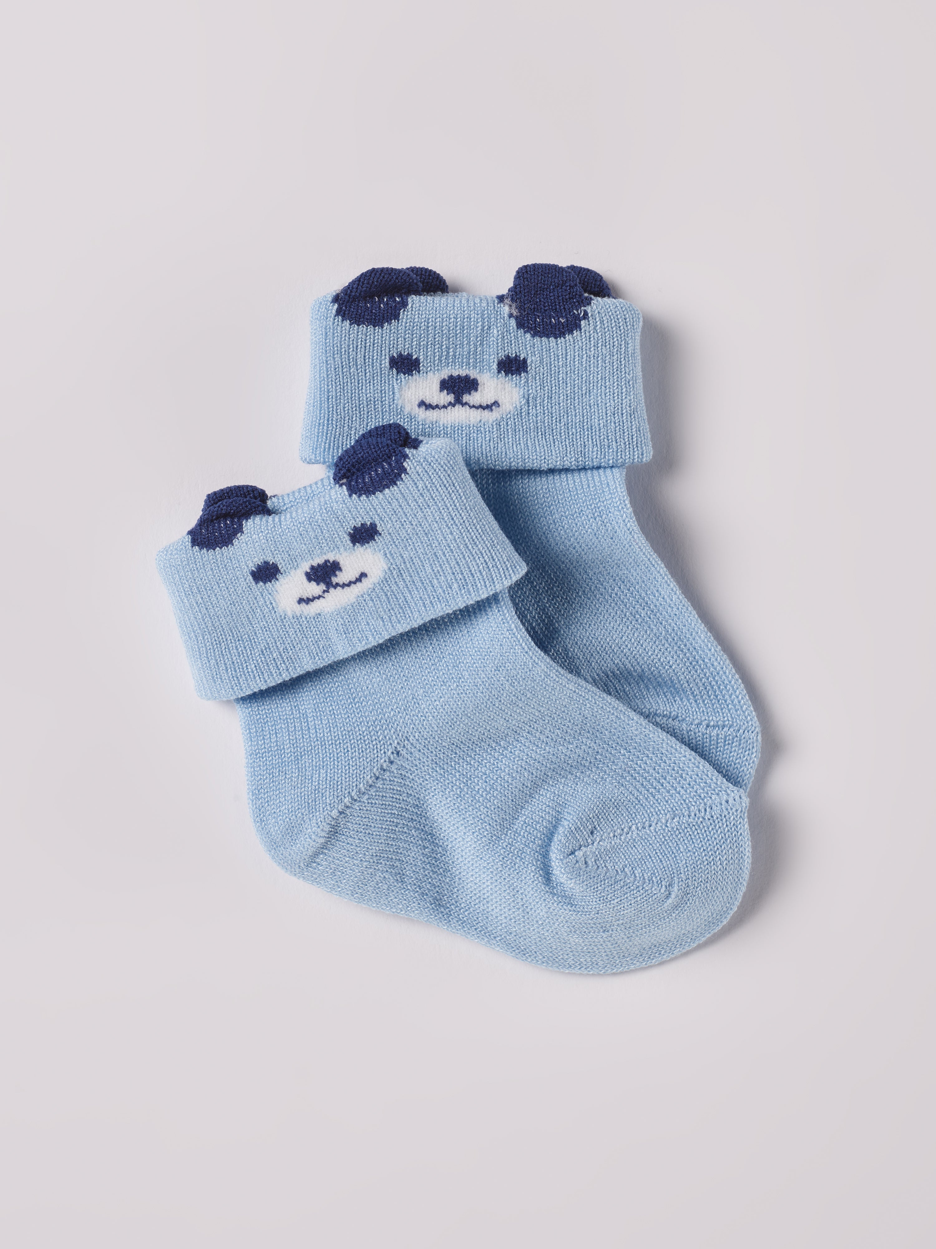 Die verspielten Baby-Söckchen von AMIO Firenze bieten maximalen Tragekomfort und brillieren mit ihrer Passform. Das eingewebte Bärchen-Motiv ist besonders niedlich. Ein Must-Have für jede Grundausstattung.
Höchste Qualität, bestes Preis-Leistungs-Verhältnis MADE IN ITALY.