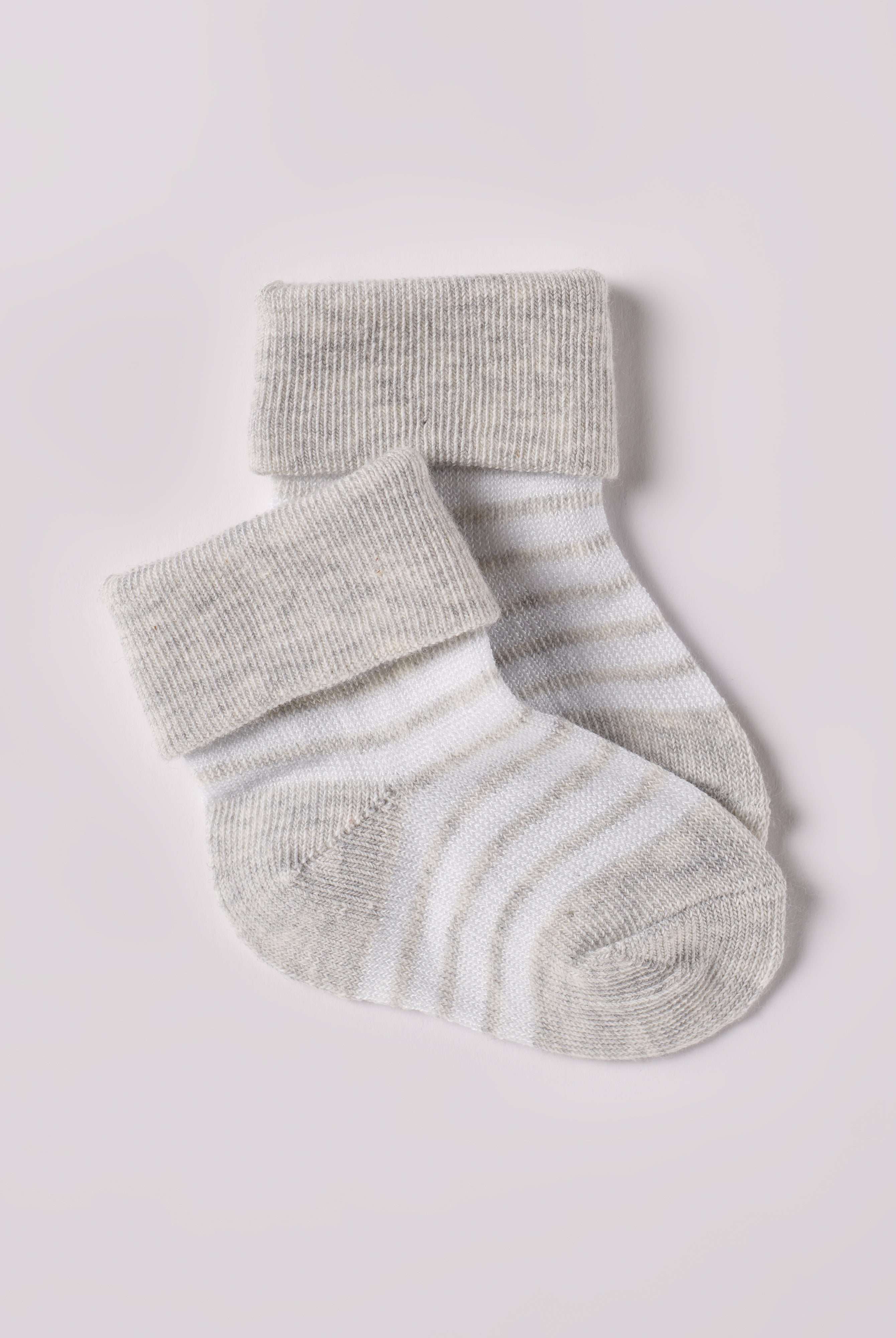 Die edlen Baby-Söckchen von AMIO Firenze bieten maximalen Tragekomfort und brillieren mit ihrer Passform. Die eingewebten Streifen sorgen für ein zeitloses Design. Ein Must-Have für jede Grundausstattung.
Höchste Qualität, bestes Preis-Leistungs-Verhältnis MADE IN ITALY.