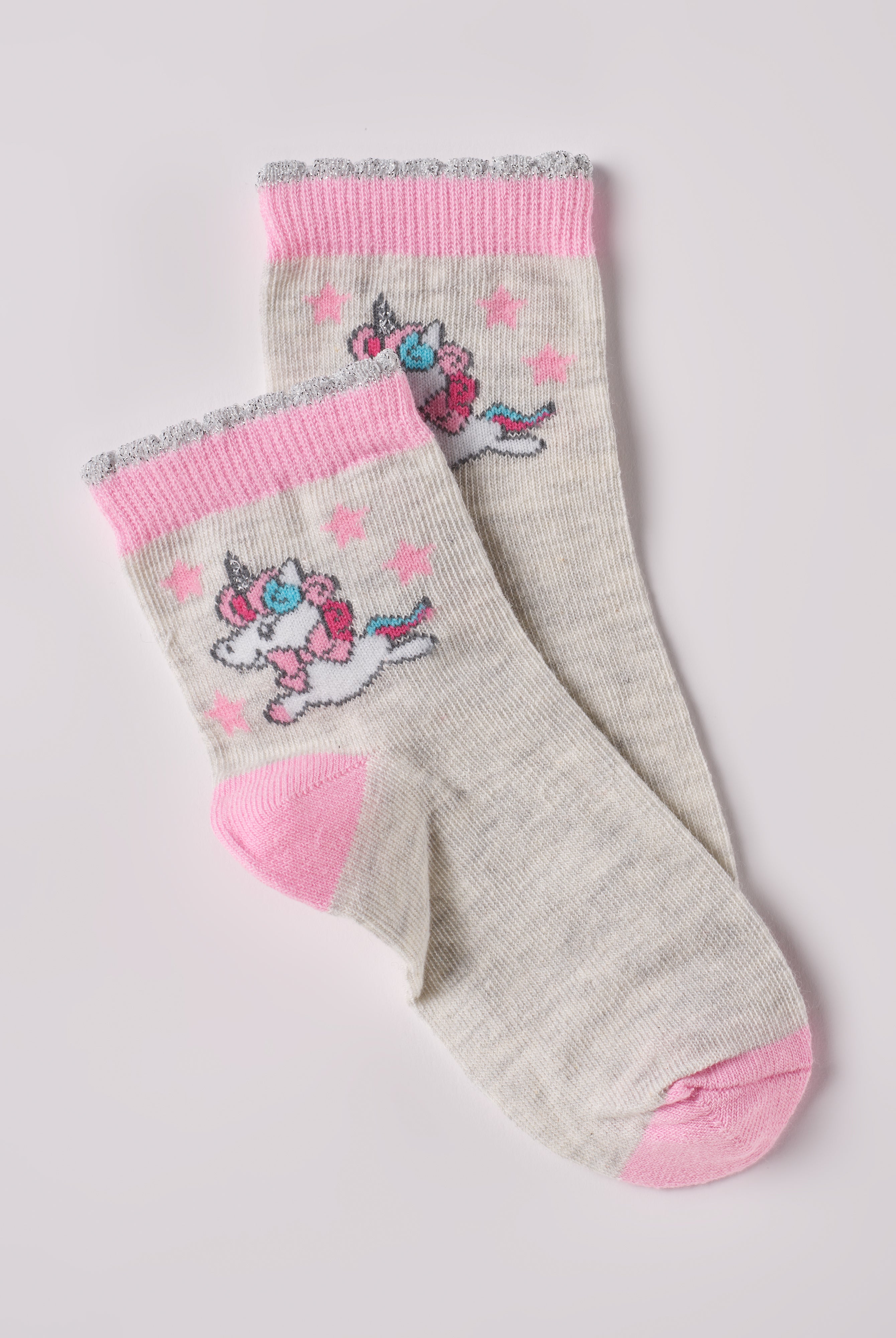 Die zauberhaften Kinder Socken mit Einhorn-Motiv für Mädchen von AMIO Firenze werden jedes Baby Mädchen verzaubern. Mit einem verspielten Einhorn-Motiv und einem Höchstmaß an Tragekomfort bringen diese Socken nicht nur Freude, sondern auch Spaß. Der schöne Cortina-Farbton verleiht ihnen eine besonders charmante Note. Höchste Qualität, bestes Preis-Leistungs-Verhältnis MADE IN ITALY.