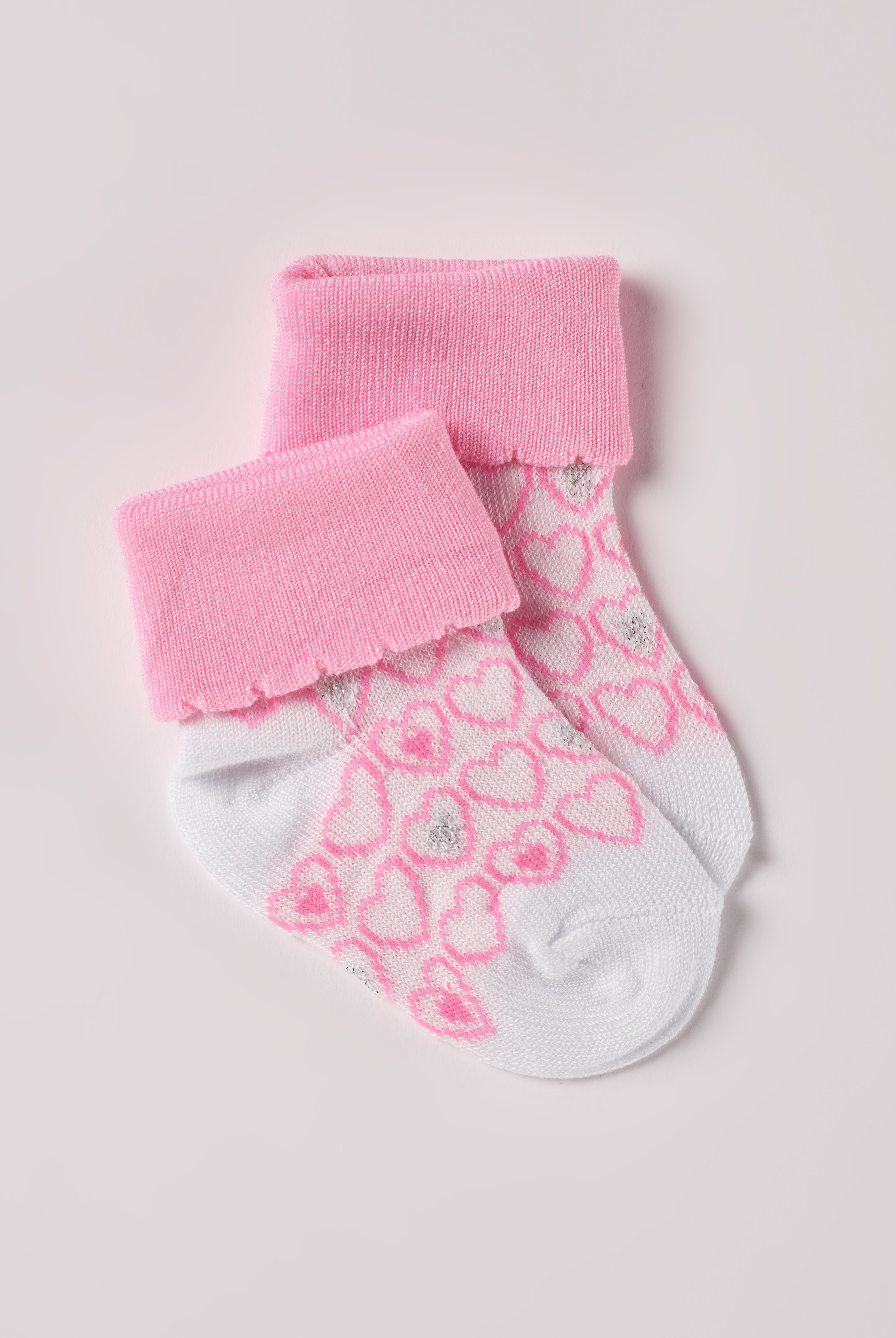 Die verspielten Baby-Söckchen von AMIO Firenze bieten maximalen Tragekomfort und brillieren mit ihrer Passform. Die eingewebten Herz-Motive sind besonders niedlich. Ein Must-Have für jede Grundausstattung.
Höchste Qualität, bestes Preis-Leistungs-Verhältnis MADE IN ITALY.