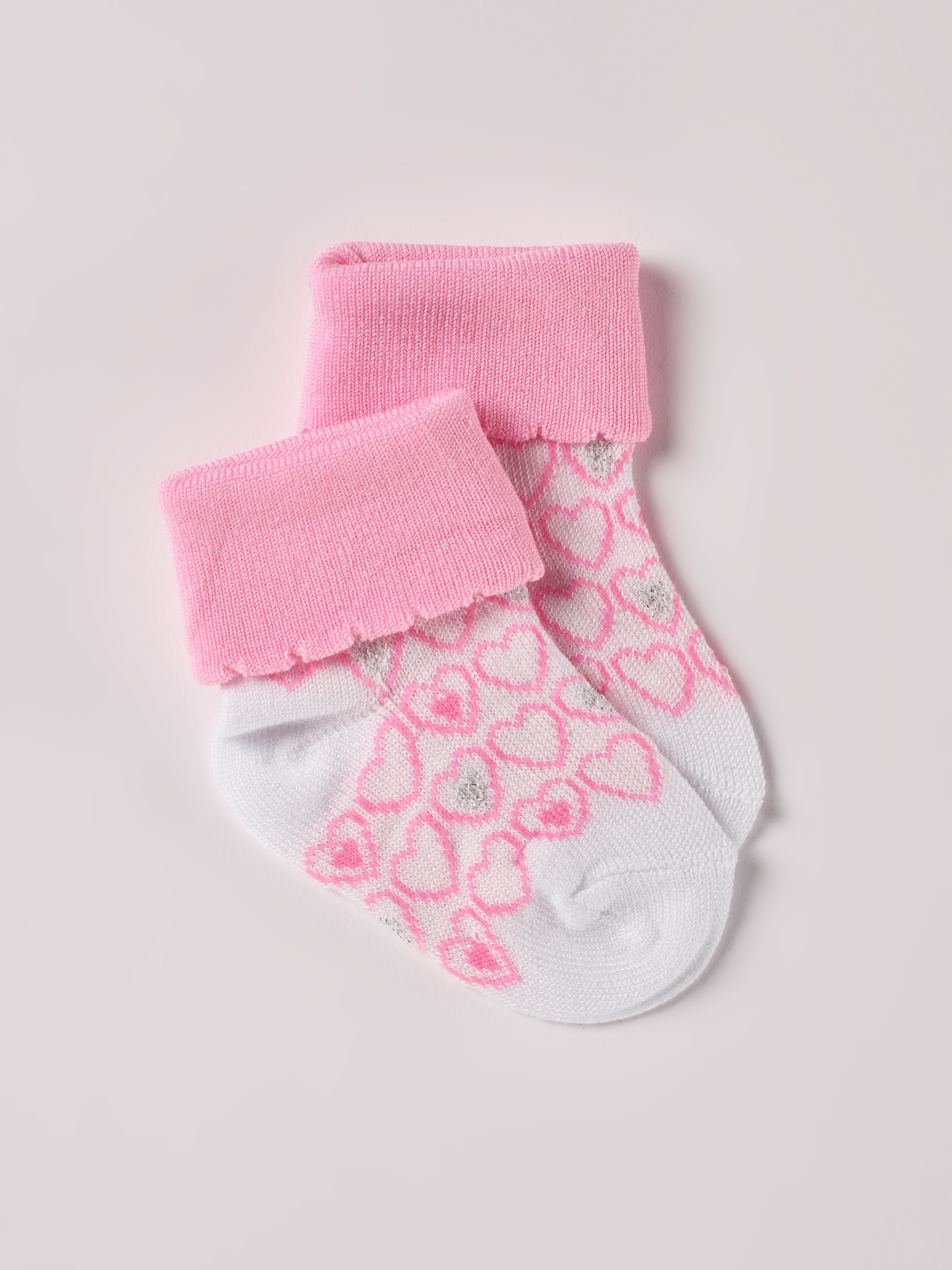 Die verspielten Baby-Söckchen von AMIO Firenze bieten maximalen Tragekomfort und brillieren mit ihrer Passform. Die eingewebten Herz-Motive sind besonders niedlich. Ein Must-Have für jede Grundausstattung.
Höchste Qualität, bestes Preis-Leistungs-Verhältnis MADE IN ITALY.
