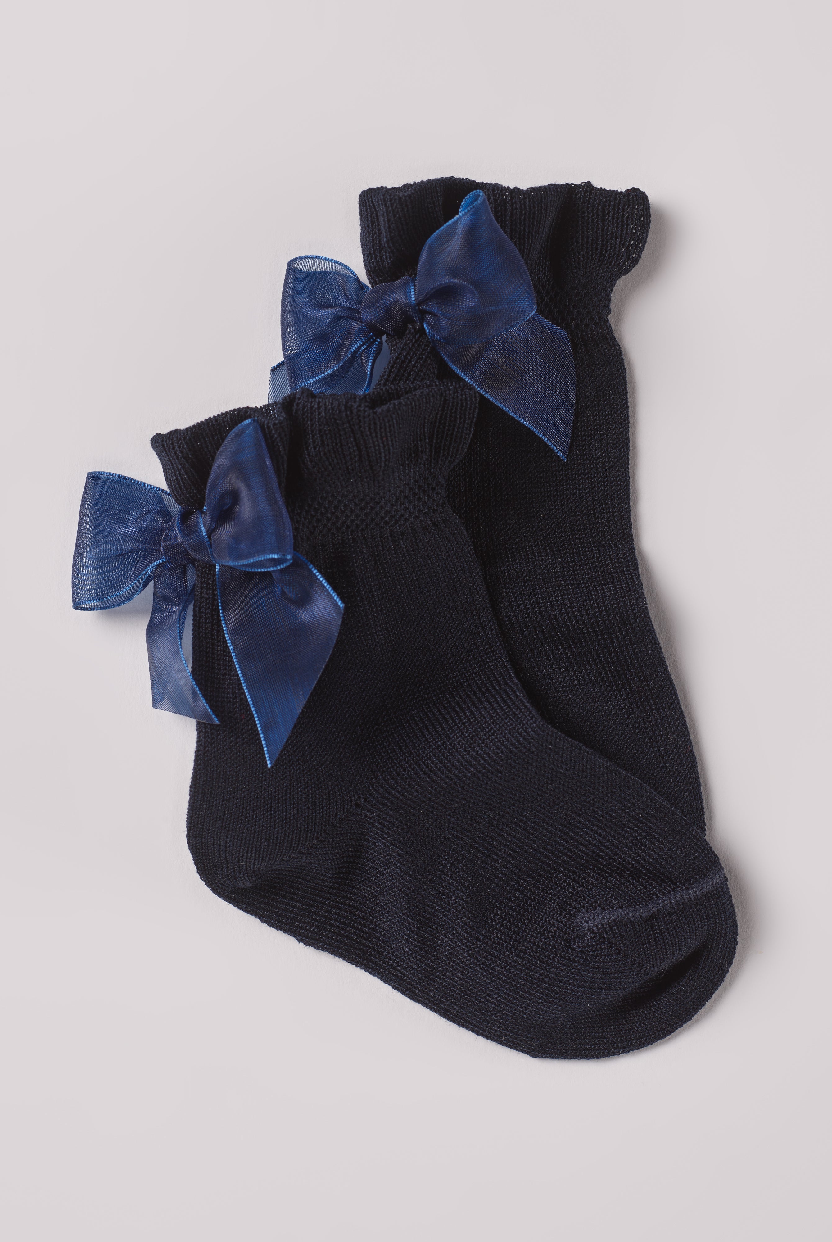 AMIO Firenze Mädchen Socken mit Schleife
Die blauen Mädchensocken von AMIO Firenze bieten maximalen Tragekomfort und brillieren mit ihrer Passform. Die Schleifen verleihen ein edles Finish und sorgen für ein modisches Outfit. Ein Must-Have für jede Grundausstattung.
Höchste Qualität, bestes Preis-Leistungs-Verhältnis MADE IN ITALY.