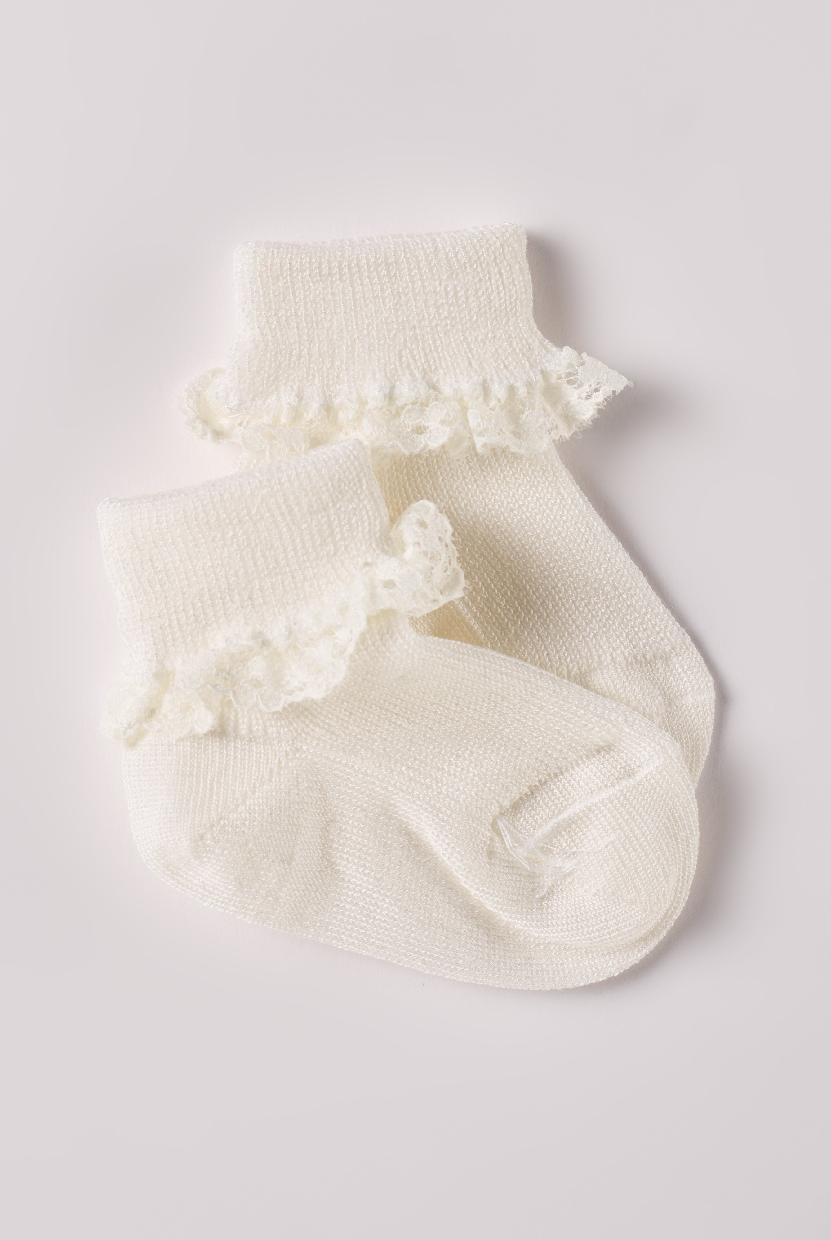 Die cremefarbenen Baby-Söckchen von AMIO Firenze mit Spitze bieten maximalen Tragekomfort und brillieren mit ihrer Passform. Die Spitze verleiht ein bezauberndes Finish, welches jedes Outfit veredelt. Hergestellt aus weicher Baumwolle sind sie besonders sanft für die empfindlichen Haut eines Neugeborenen, vergleichbar mit Seide. Ein Must-Have für jede Grundausstattung.
Höchste Qualität, bestes Preis-Leistungs-Verhältnis MADE IN ITALY.