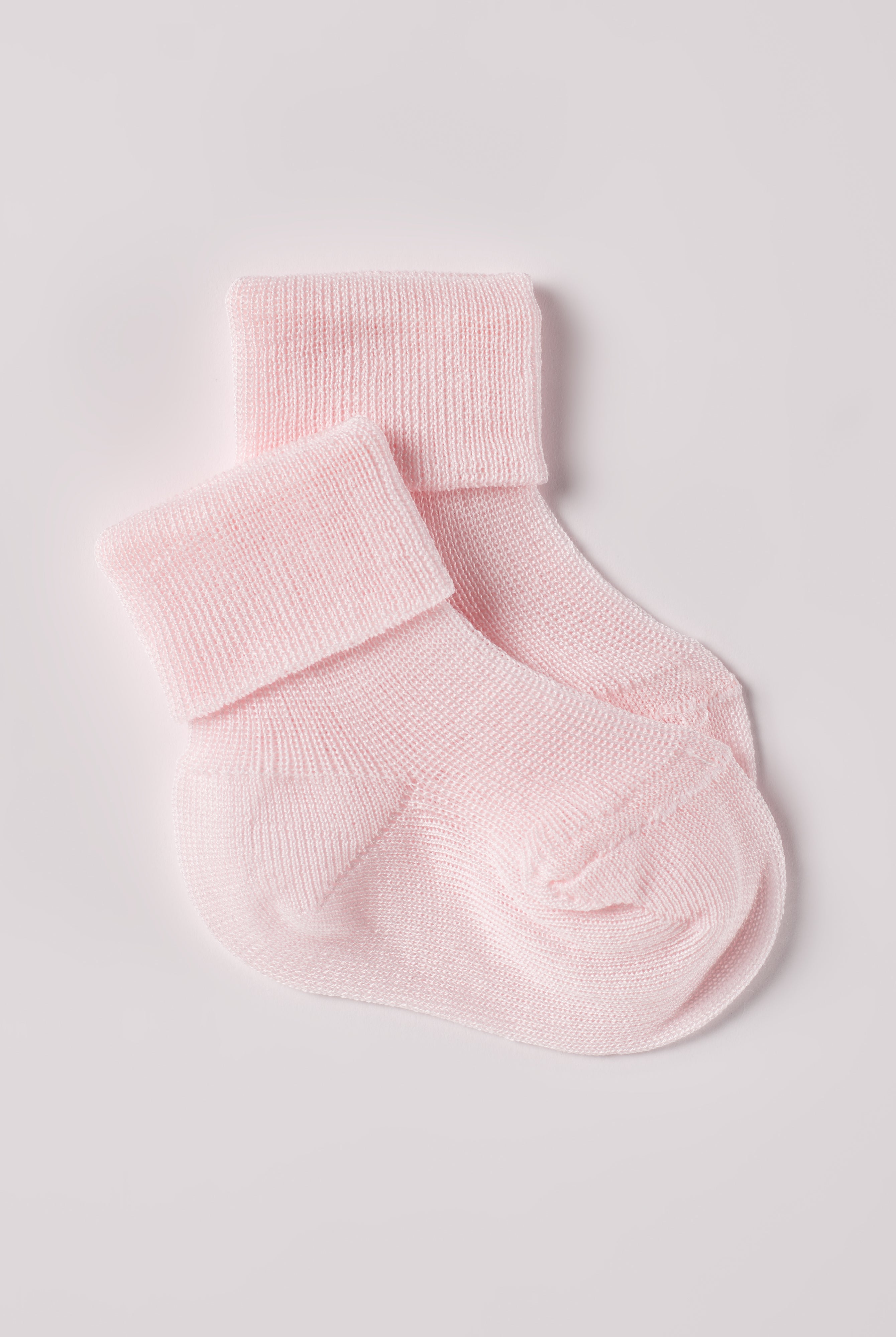 Die rosafarbenen Baby-Söckchen von AMIO Firenze bieten maximalen Tragekomfort und brillieren mit ihrer Passform. Hergestellt aus weicher Baumwolle sind sie besonders sanft für die empfindliche Haut eines Neugeborenen. Ein Must-Have für jede Grundausstattung.
Höchste Qualität, bestes Preis-Leistungs-Verhältnis MADE IN ITALY.