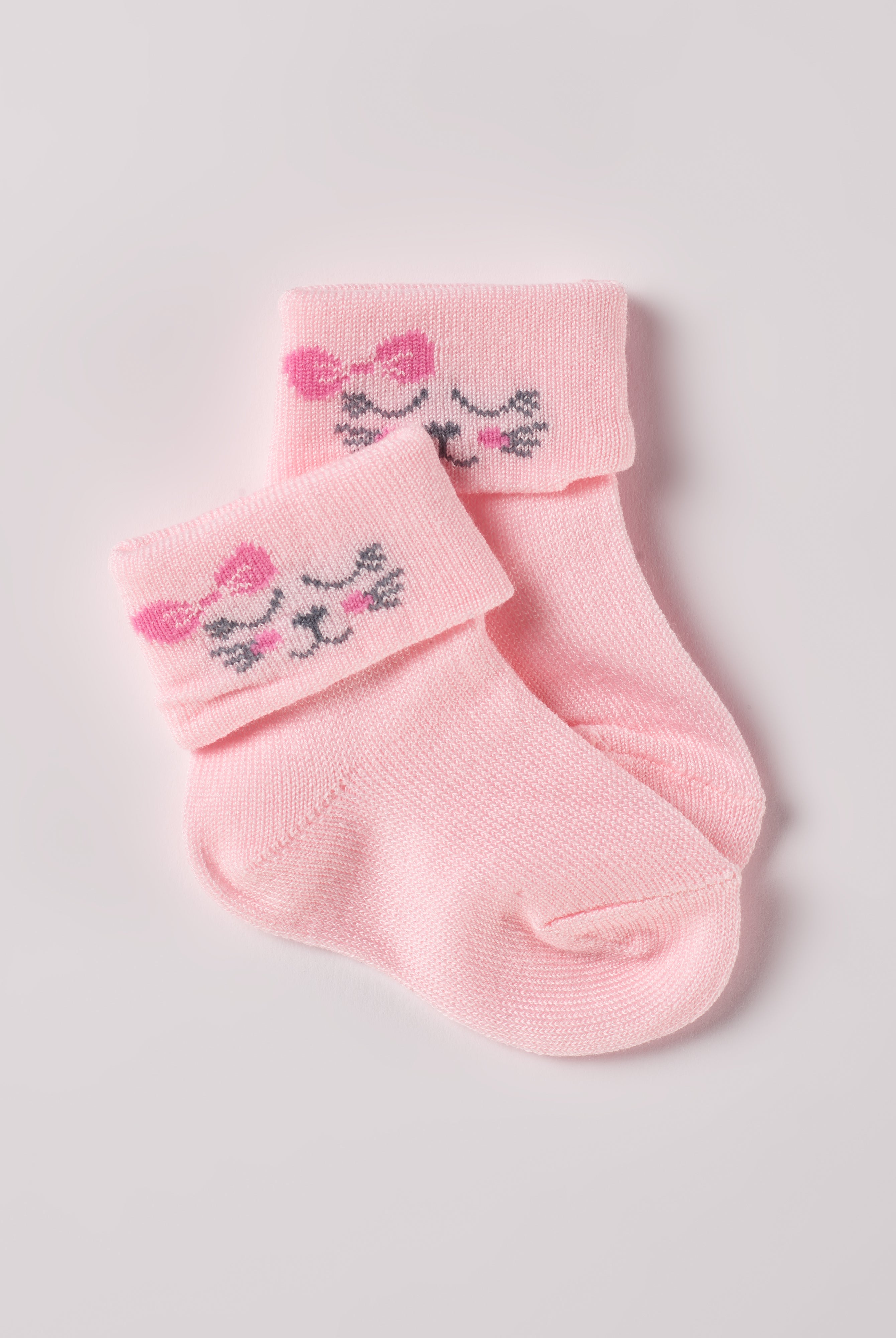 Die verspielten Baby-Söckchen von AMIO Firenze bieten maximalen Tragekomfort und brillieren mit ihrer Passform. Das eingewebte Kätzchen-Motiv ist besonders niedlich. Ein Must-Have für jede Grundausstattung.
Höchste Qualität, bestes Preis-Leistungs-Verhältnis MADE IN ITALY.