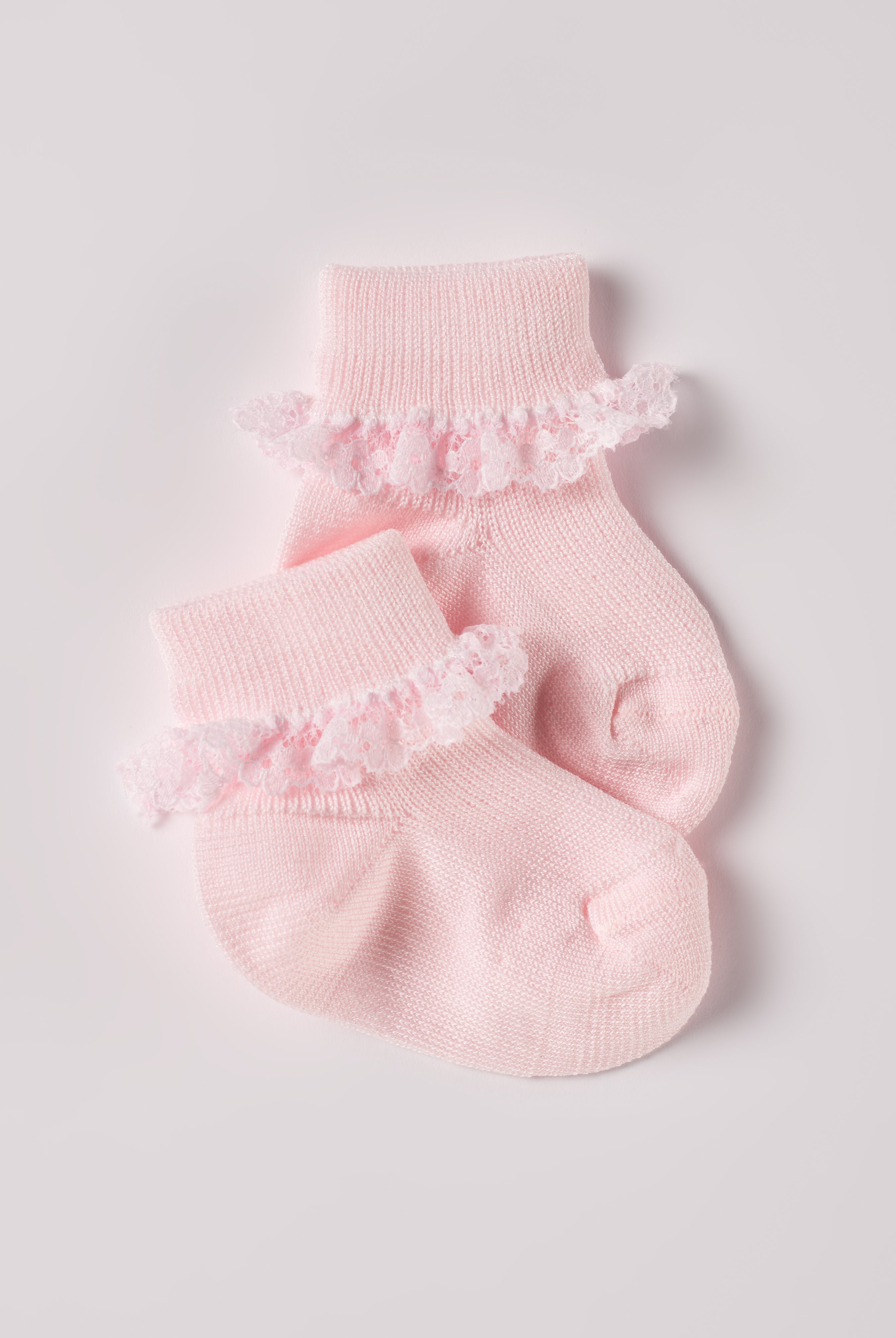 Die rosafarbenen Baby-Söckchen von AMIO Firenze mit Spitze bieten maximalen Tragekomfort und brillieren mit ihrer Passform. Die Spitze verleiht ein bezauberndes Finish, welches jedes Outfit veredelt. Hergestellt aus weicher Baumwolle sind sie besonders sanft für die empfindlichen Haut eines Neugeborenen, vergleichbar mit Seide. Ein Must-Have für jede Grundausstattung.
Höchste Qualität, bestes Preis-Leistungs-Verhältnis MADE IN ITALY.