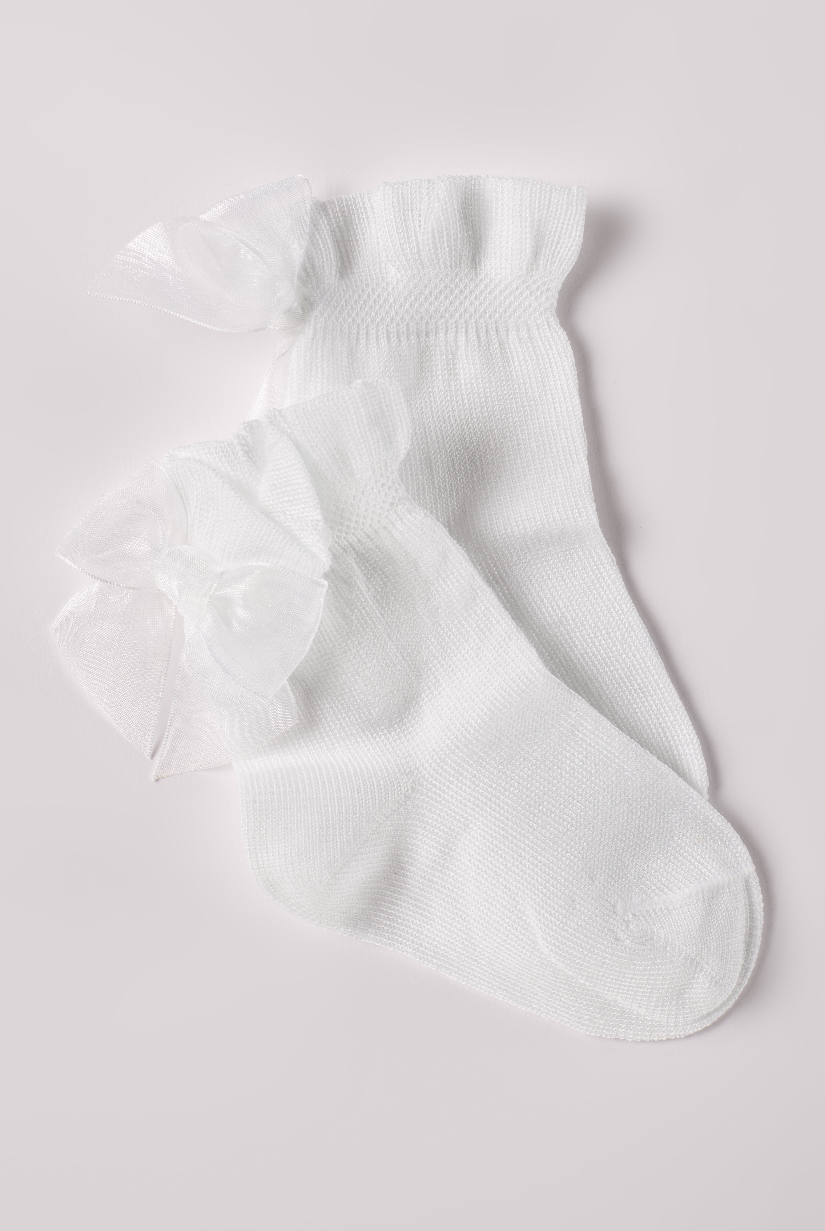 Die weißen Mädchensocken von AMIO Firenze bieten maximalen Tragekomfort und brillieren mit ihrer Passform. Die Schleifen verleihen ein edles Finish und sorgen für ein modisches Outfit. Ein Must-Have für jede Grundausstattung.
Höchste Qualität, bestes Preis-Leistungs-Verhältnis MADE IN ITALY.