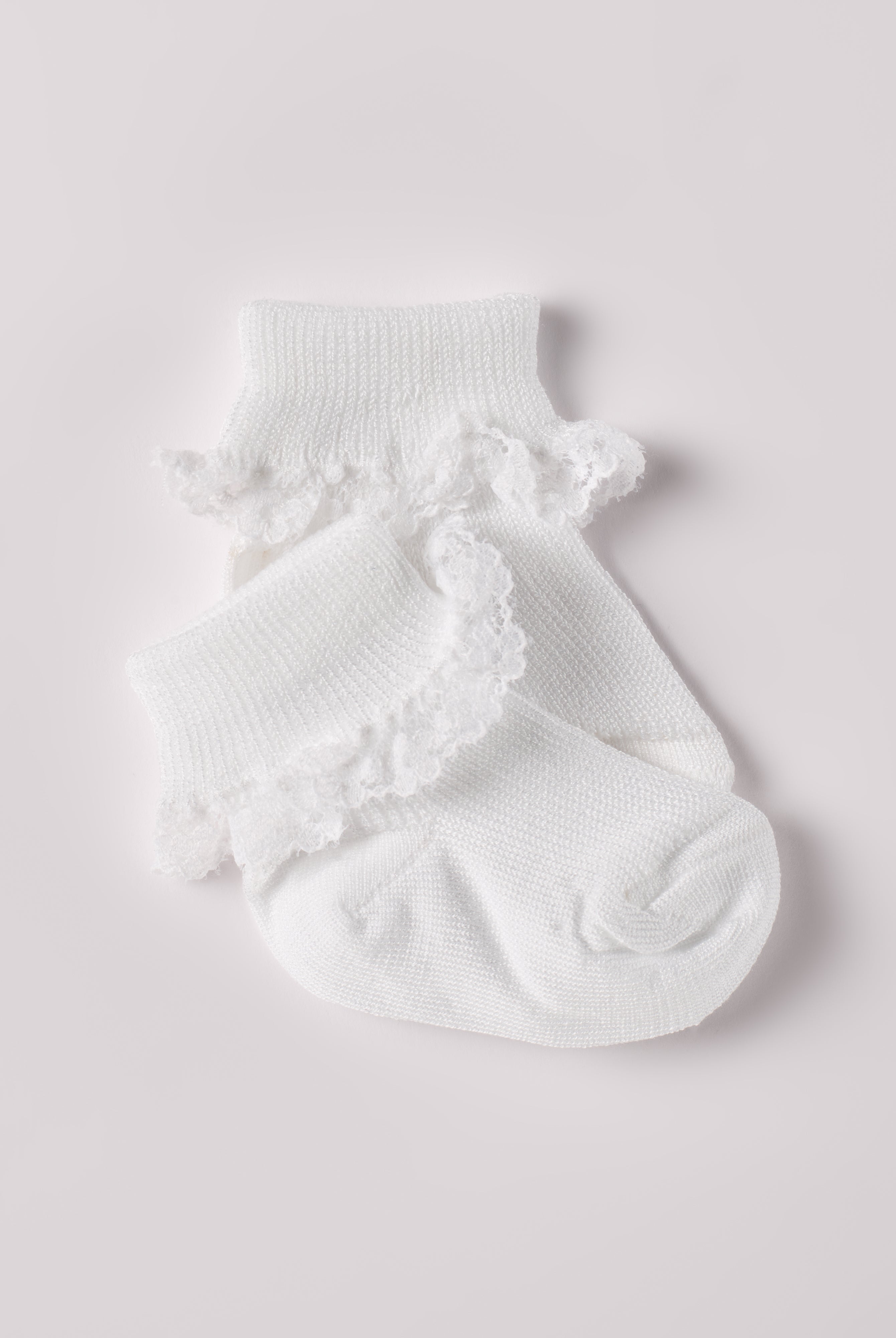 Die weißen Baby-Söckchen von AMIO Firenze mit Spitze bieten maximalen Tragekomfort und brillieren mit ihrer Passform. Die Spitze verleiht ein bezauberndes Finish, welches jedes Outfit veredelt. Hergestellt aus weicher Baumwolle sind sie besonders sanft für die empfindlichen Haut eines Neugeborenen, vergleichbar mit Seide. Ein Must-Have für jede Grundausstattung.
Höchste Qualität, bestes Preis-Leistungs-Verhältnis MADE IN ITALY.