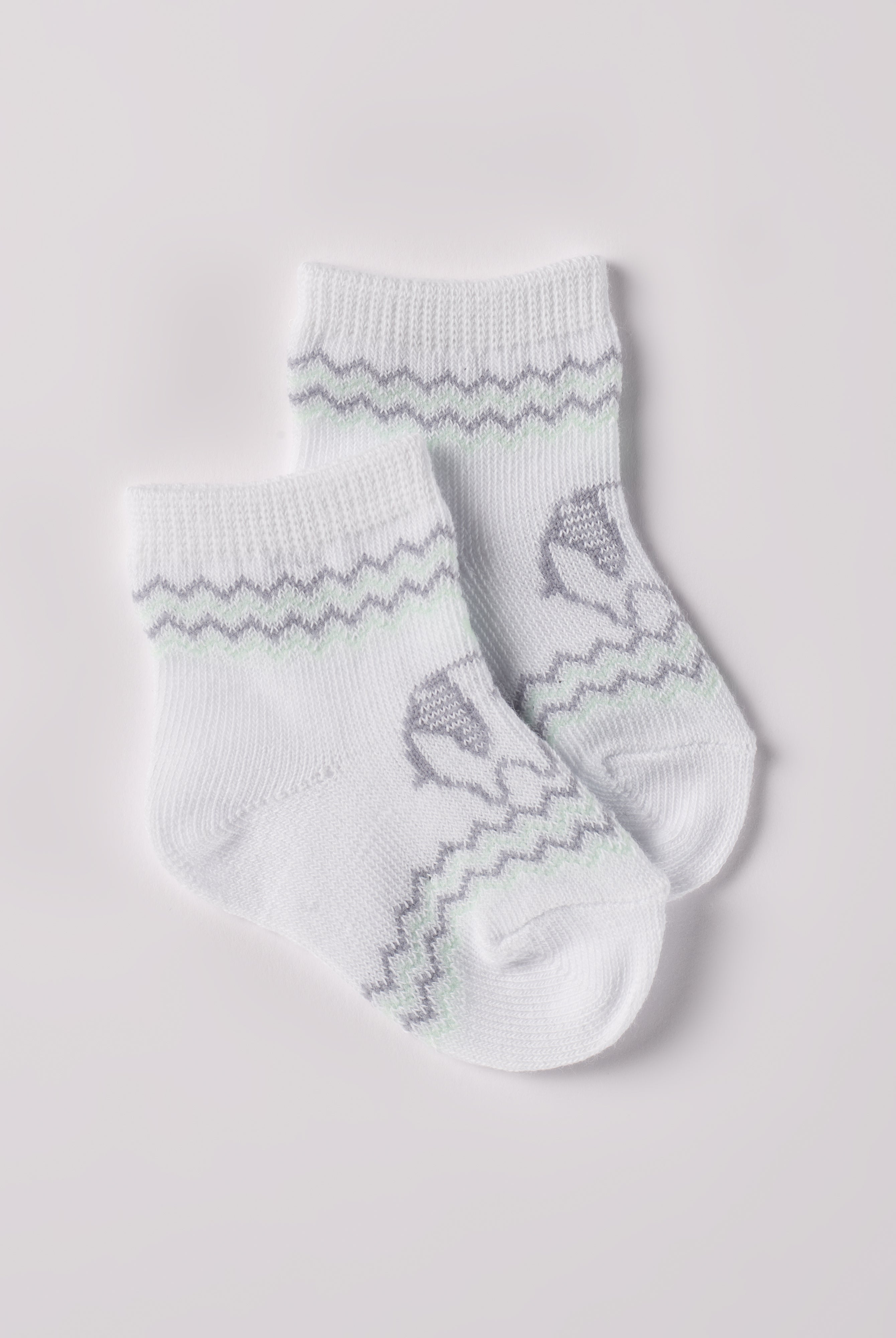 Die weißen Baby-Söckchen von AMIO Firenze mit eingewebten Elefanten-Motiven und grau-grünen Streifen bieten maximalen Tragekomfort und brillieren mit ihrer Passform. Das erfrischende und edle Design passt zu jedem Anlass. Ein Must-Have für jede Grundausstattung.
Höchste Qualität, bestes Preis-Leistungs-Verhältnis MADE IN ITALY.