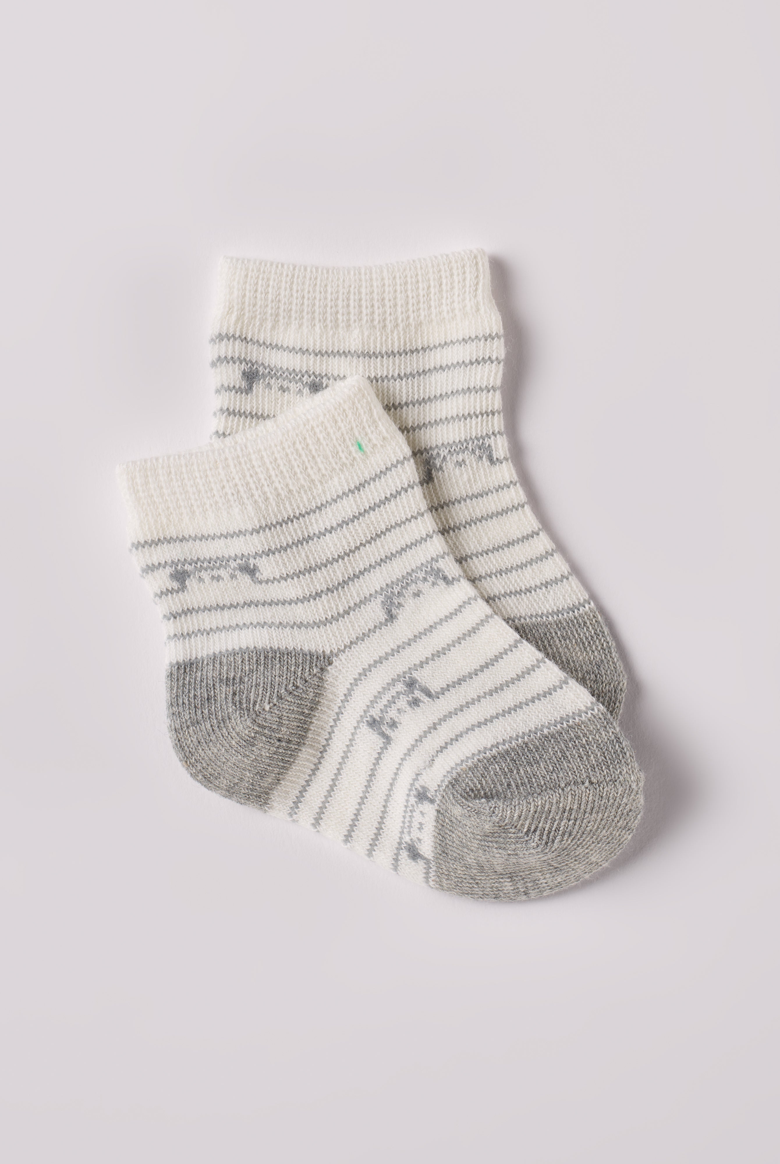 Die gestreiften Baby-Söckchen von AMIO Firenze mit Tier-Motiven bieten maximalen Tragekomfort und brillieren mit ihrer Passform. Ein Must-Have für jede Grundausstattung.
Höchste Qualität, bestes Preis-Leistungs-Verhältnis MADE IN ITALY.