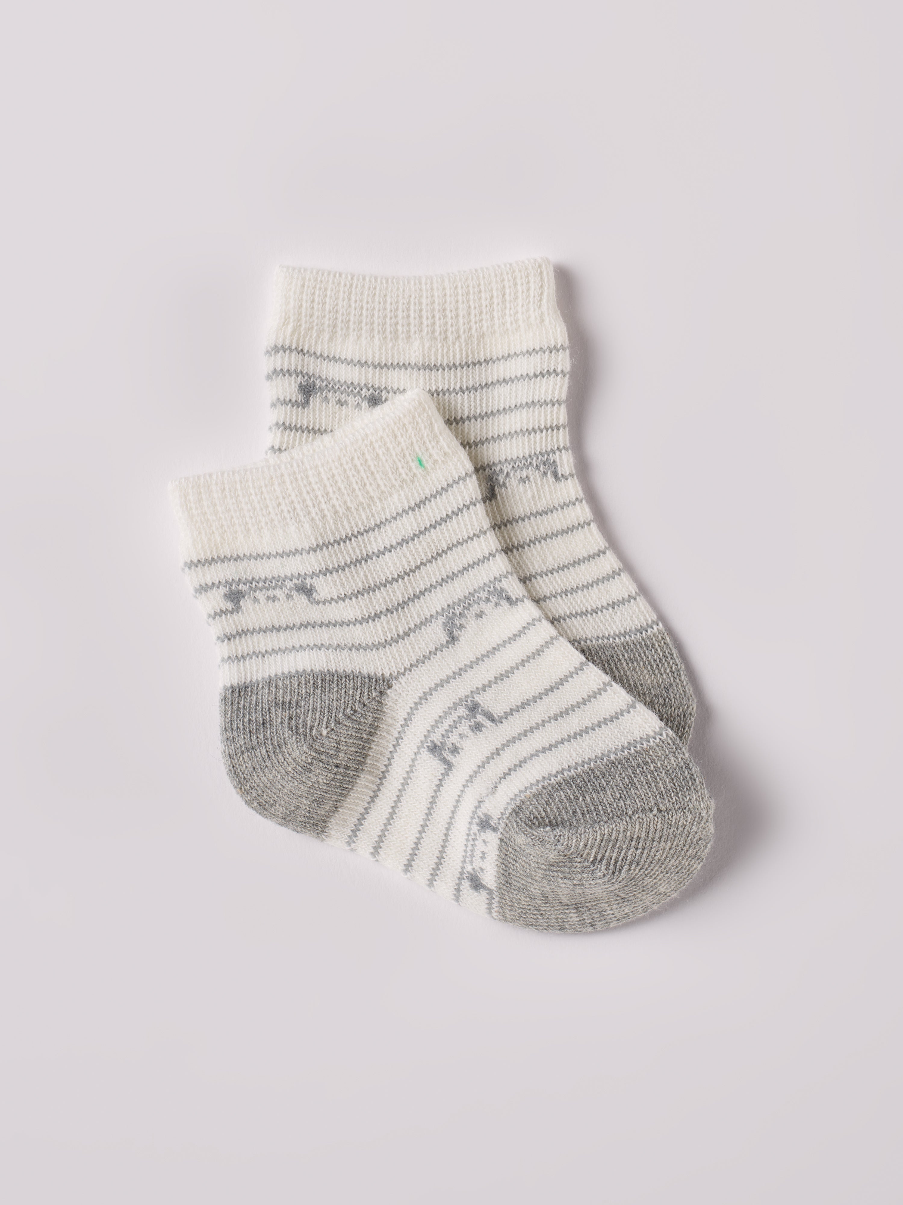 Die gestreiften Baby-Söckchen von AMIO Firenze mit Tier-Motiven bieten maximalen Tragekomfort und brillieren mit ihrer Passform. Ein Must-Have für jede Grundausstattung.
Höchste Qualität, bestes Preis-Leistungs-Verhältnis MADE IN ITALY.