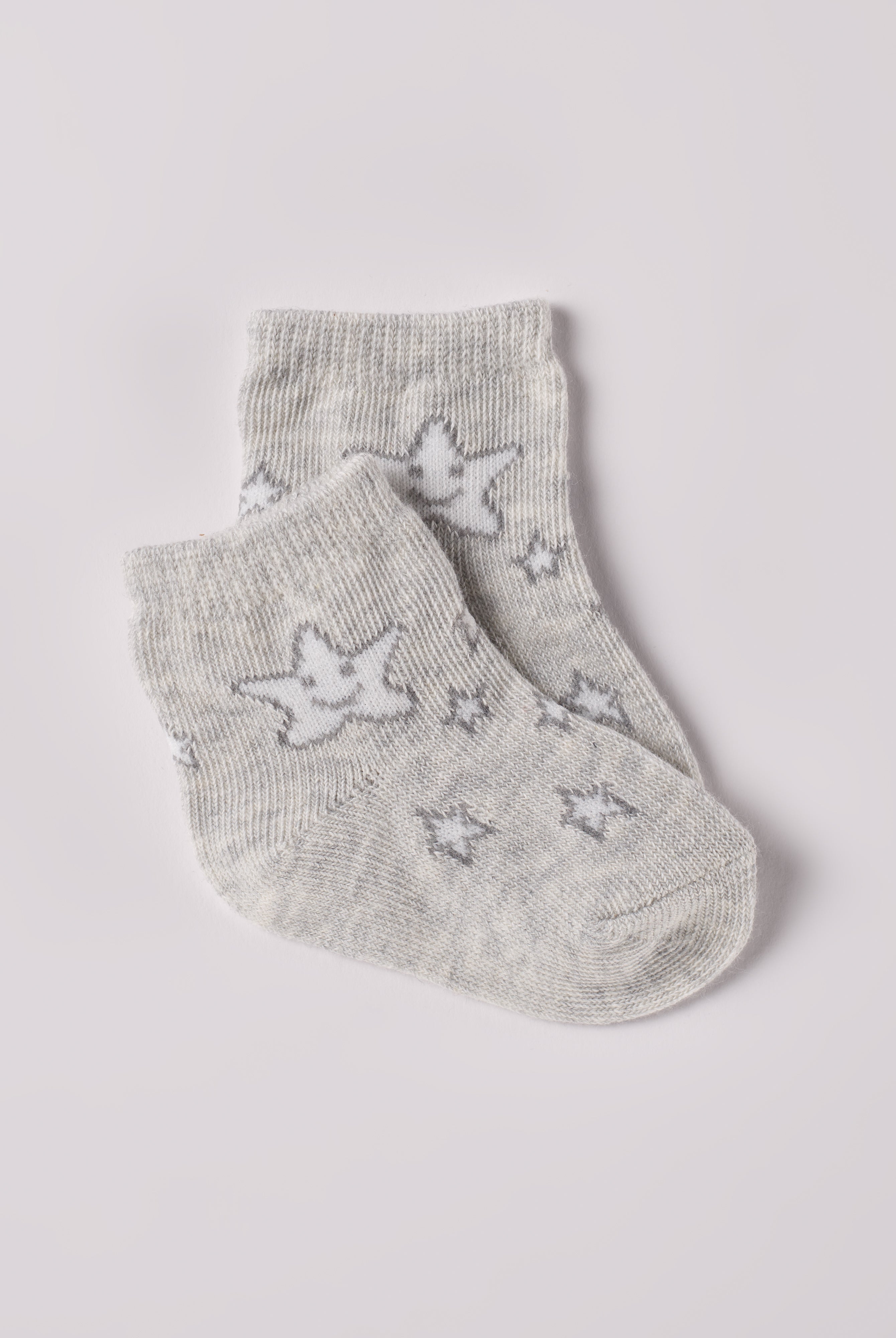 Die grauen Baby-Söckchen von AMIO Firenze mit Stern-Motiven bieten maximalen Tragekomfort und brillieren mit ihrer Passform. Ein Must-Have für jede Grundausstattung.
Höchste Qualität, bestes Preis-Leistungs-Verhältnis MADE IN ITALY.