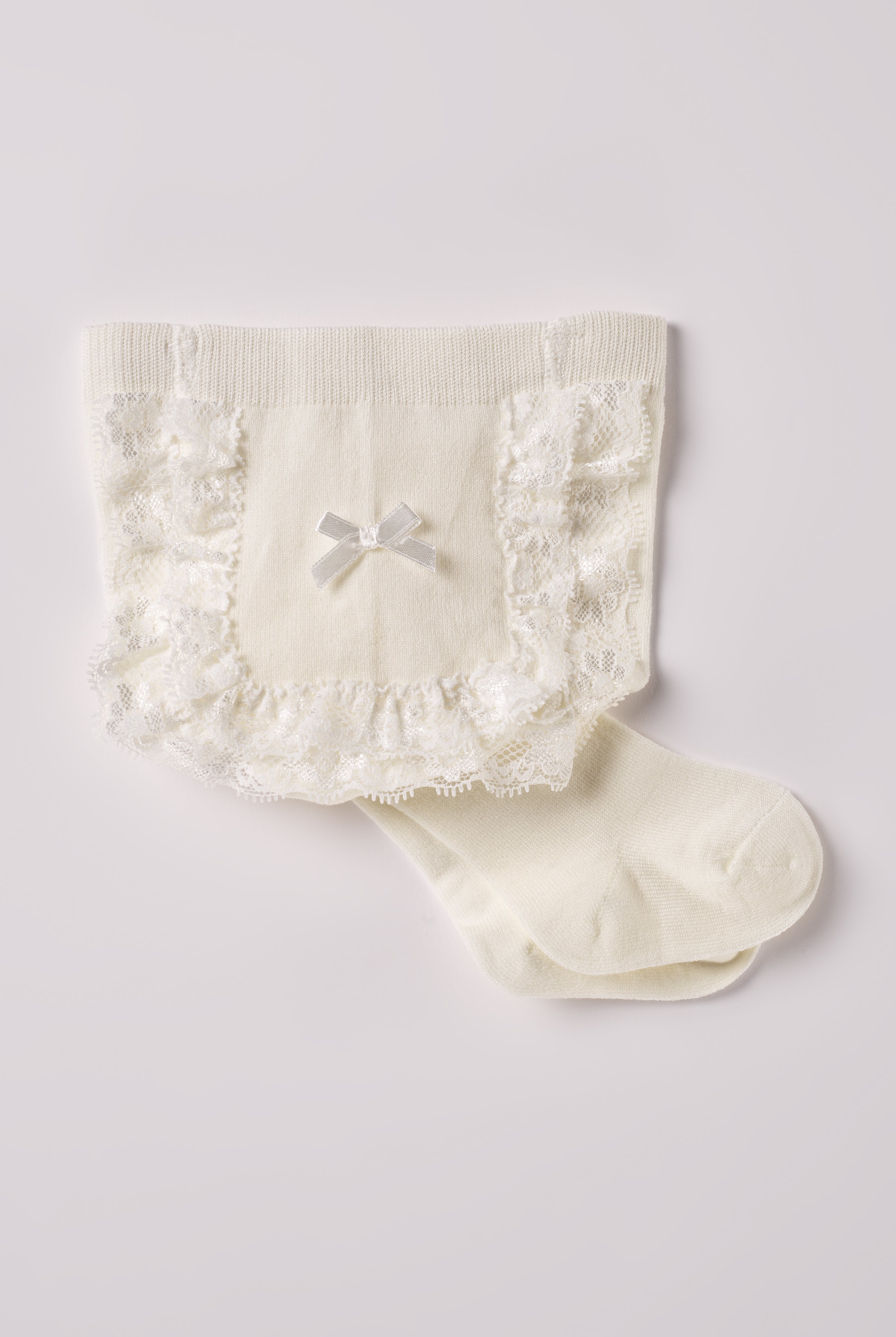 Die edlen Baby Strumpfhosen mit Spitze in creme von AMIO Firenze bieten maximalen Tragekomfort und brillieren mit ihrer Passform. Die zarten Rüschen aus hochwertiger Spitze verleihen einen eleganten Look. Ein Must-Have für jede Grundausstattung und durch den dünnen Stoff eine stilvolle Ergänzung für Outfits im Frühling und Sommer.
Höchste Qualität, bestes Preis-Leistungs-Verhältnis MADE IN ITALY.