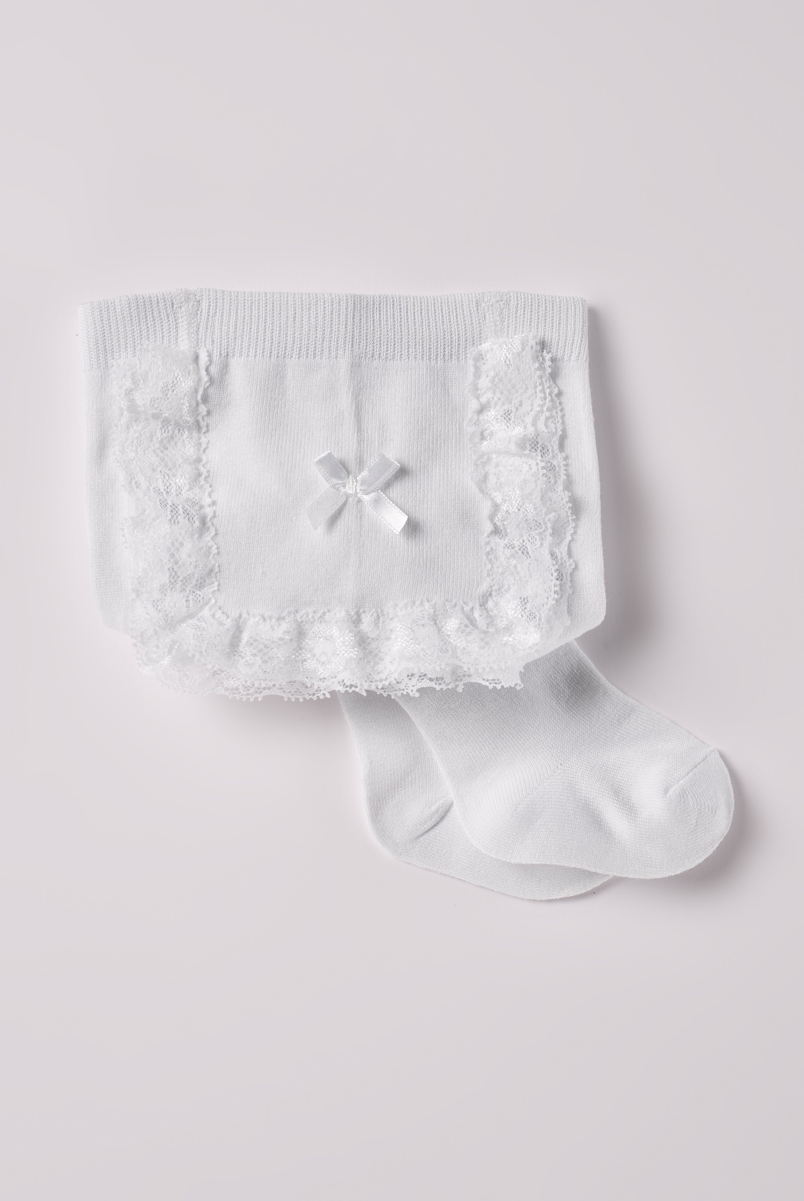 Die edlen Baby Strumpfhosen mit Spitze in weiß von AMIO Firenze bieten maximalen Tragekomfort und brillieren mit ihrer Passform. Die zarten Rüschen aus hochwertiger Spitze verleihen einen eleganten Look. Ein Must-Have für jede Grundausstattung und durch den dünnen Stoff eine stilvolle Ergänzung für Outfits im Frühling und Sommer.
Höchste Qualität, bestes Preis-Leistungs-Verhältnis MADE IN ITALY.