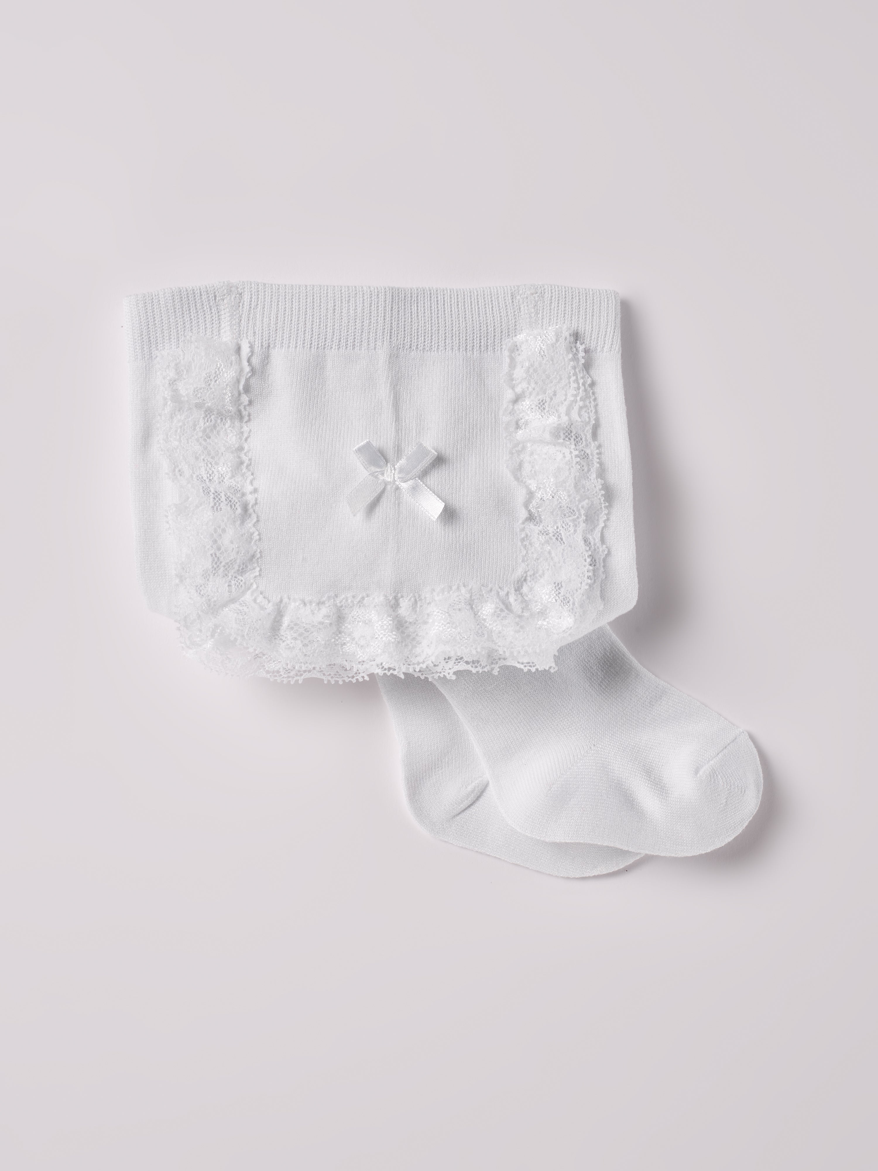 Die edlen Baby Strumpfhosen mit Spitze in weiß von AMIO Firenze bieten maximalen Tragekomfort und brillieren mit ihrer Passform. Die zarten Rüschen aus hochwertiger Spitze verleihen einen eleganten Look. Ein Must-Have für jede Grundausstattung und durch den dünnen Stoff eine stilvolle Ergänzung für Outfits im Frühling und Sommer.
Höchste Qualität, bestes Preis-Leistungs-Verhältnis MADE IN ITALY.