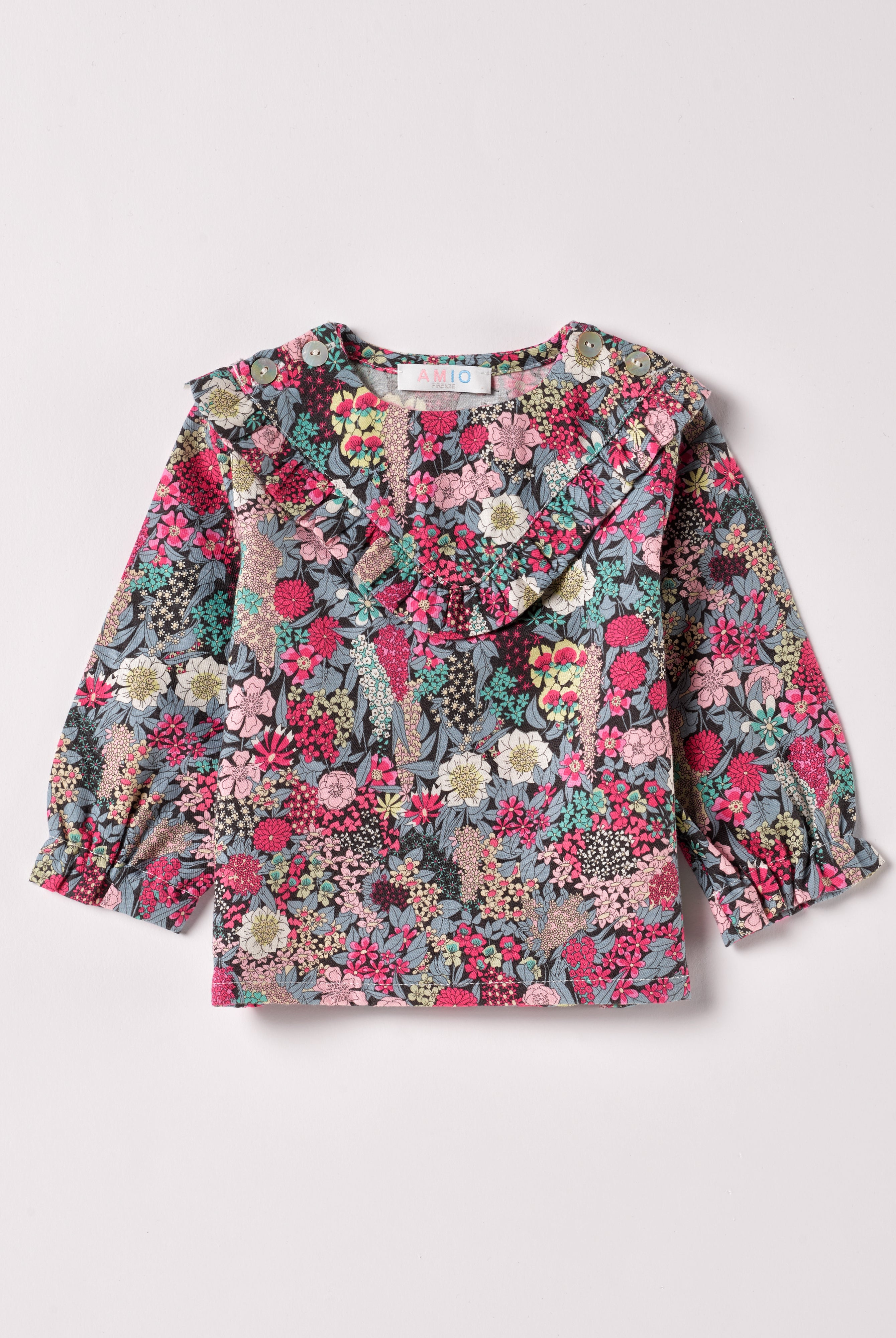 Die Twill-Bluse für Baby Mädchen von AMIO Firenze ist aus weicher Liberty Baumwolle gefertigt und mit Rüschen verziert. Die echten Perlmuttknöpfe verleihen der Bluse eine besonders edle Note. Die floralen Muster des Liberty Stoffes haben eine tolle Farbsättigung und machen dieses modische Highlight zu einem echten Blickfang.
Höchste Qualität, bestes Preis-Leistungs-Verhältnis MADE IN ITALY.