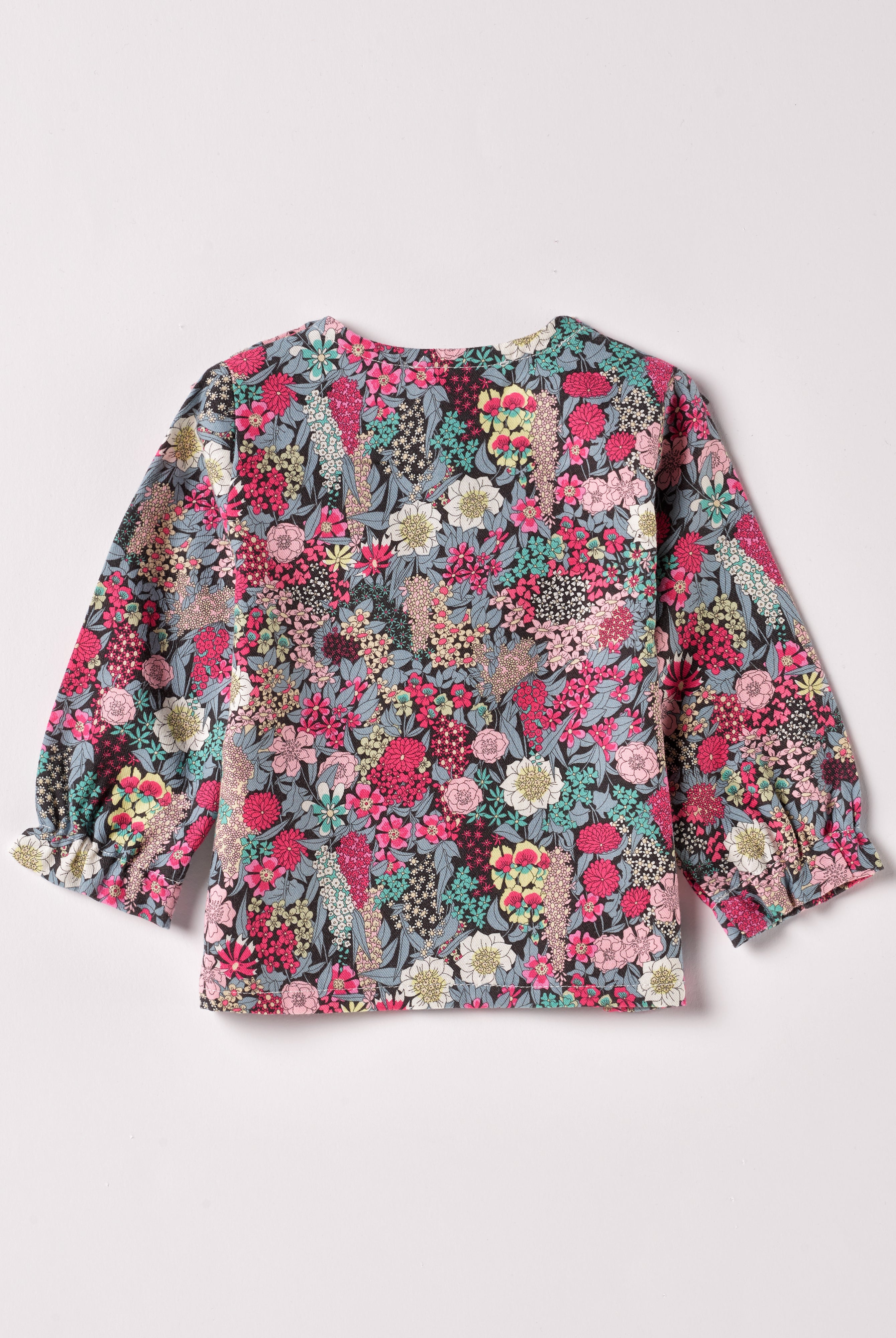 Die Twill-Bluse für Baby Mädchen von AMIO Firenze ist aus weicher Liberty Baumwolle gefertigt und mit Rüschen verziert. Die echten Perlmuttknöpfe verleihen der Bluse eine besonders edle Note. Die floralen Muster des Liberty Stoffes haben eine tolle Farbsättigung und machen dieses modische Highlight zu einem echten Blickfang.
Höchste Qualität, bestes Preis-Leistungs-Verhältnis MADE IN ITALY.