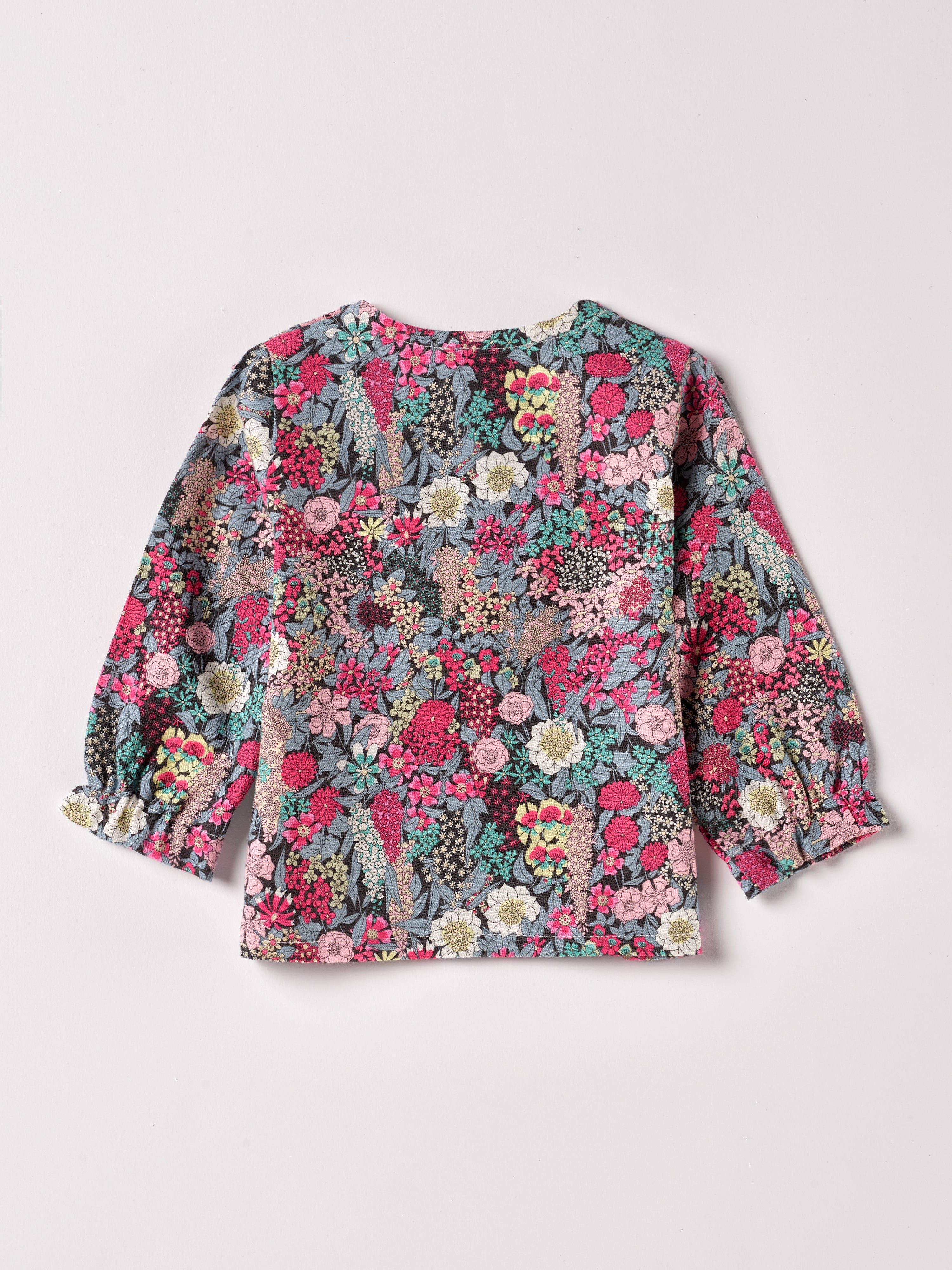 Die Twill-Bluse für Baby Mädchen von AMIO Firenze ist aus weicher Liberty Baumwolle gefertigt und mit Rüschen verziert. Die echten Perlmuttknöpfe verleihen der Bluse eine besonders edle Note. Die floralen Muster des Liberty Stoffes haben eine tolle Farbsättigung und machen dieses modische Highlight zu einem echten Blickfang.
Höchste Qualität, bestes Preis-Leistungs-Verhältnis MADE IN ITALY.