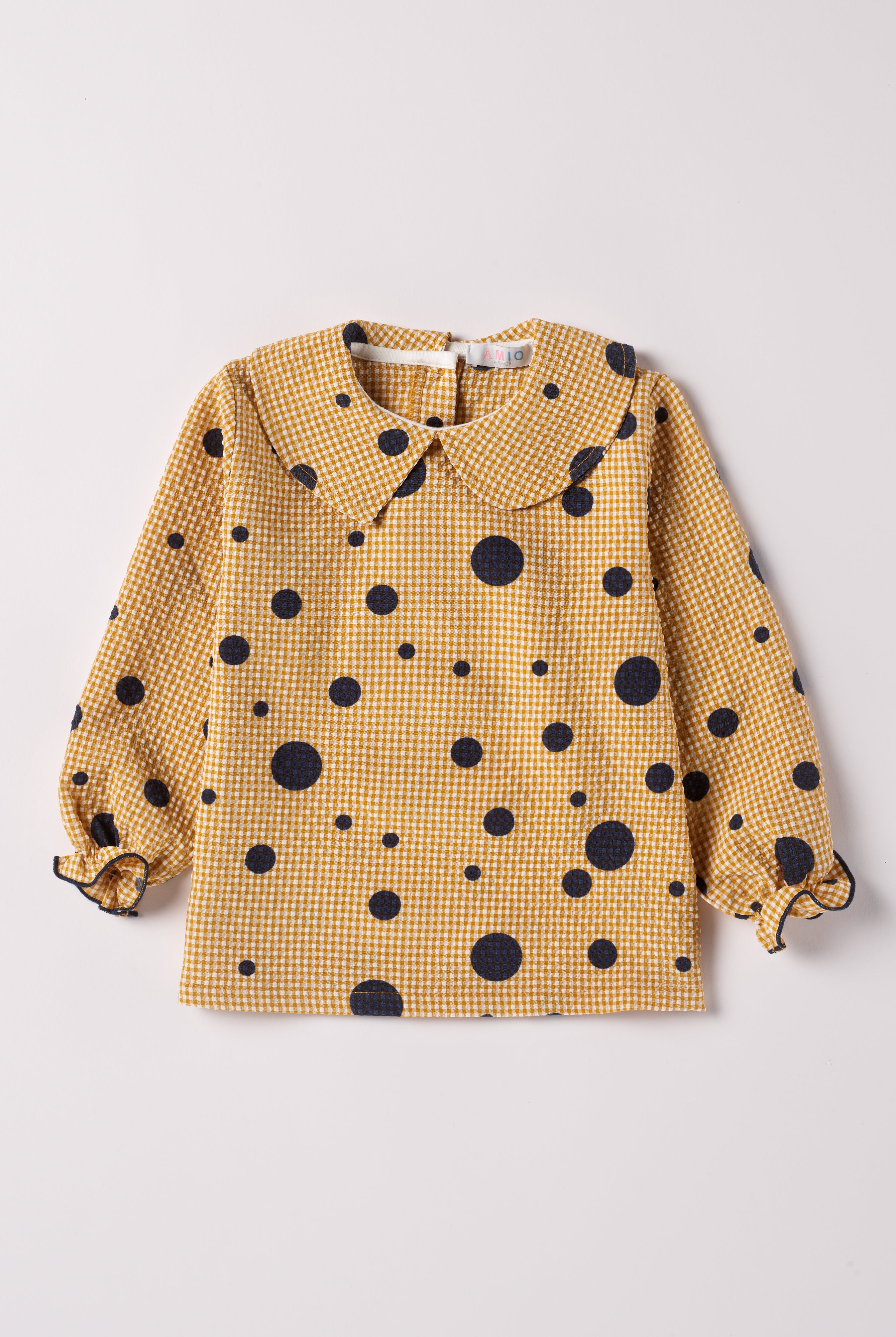 Die modische Bluse für Mädchen von AMIO Firenze ist ein Blickfang für den Alltag eines jeden Mädchens. Der Design-Kragen verleiht der Bluse einen besonders stilvollen Touch.
Höchste Qualität, bestes Preis-Leistungs-Verhältnis MADE IN ITALY.