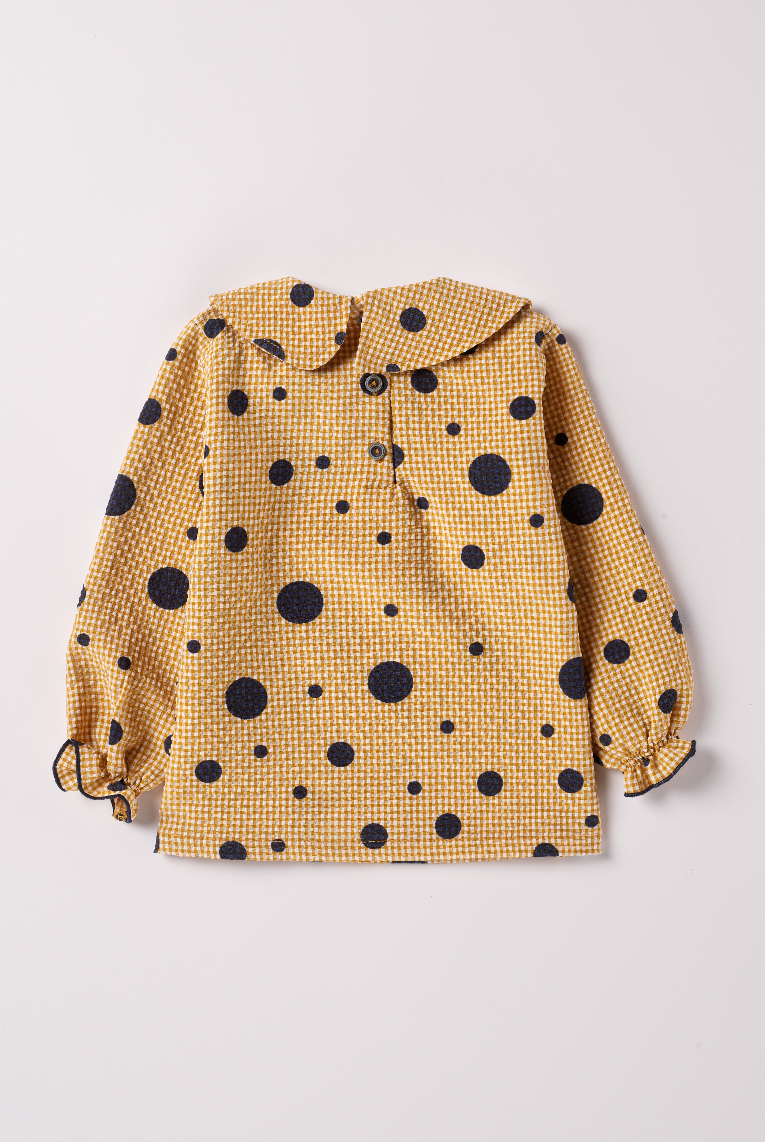 Die modische Bluse für Mädchen von AMIO Firenze ist ein Blickfang für den Alltag eines jeden Mädchens. Der Design-Kragen verleiht der Bluse einen besonders stilvollen Touch.
Höchste Qualität, bestes Preis-Leistungs-Verhältnis MADE IN ITALY.