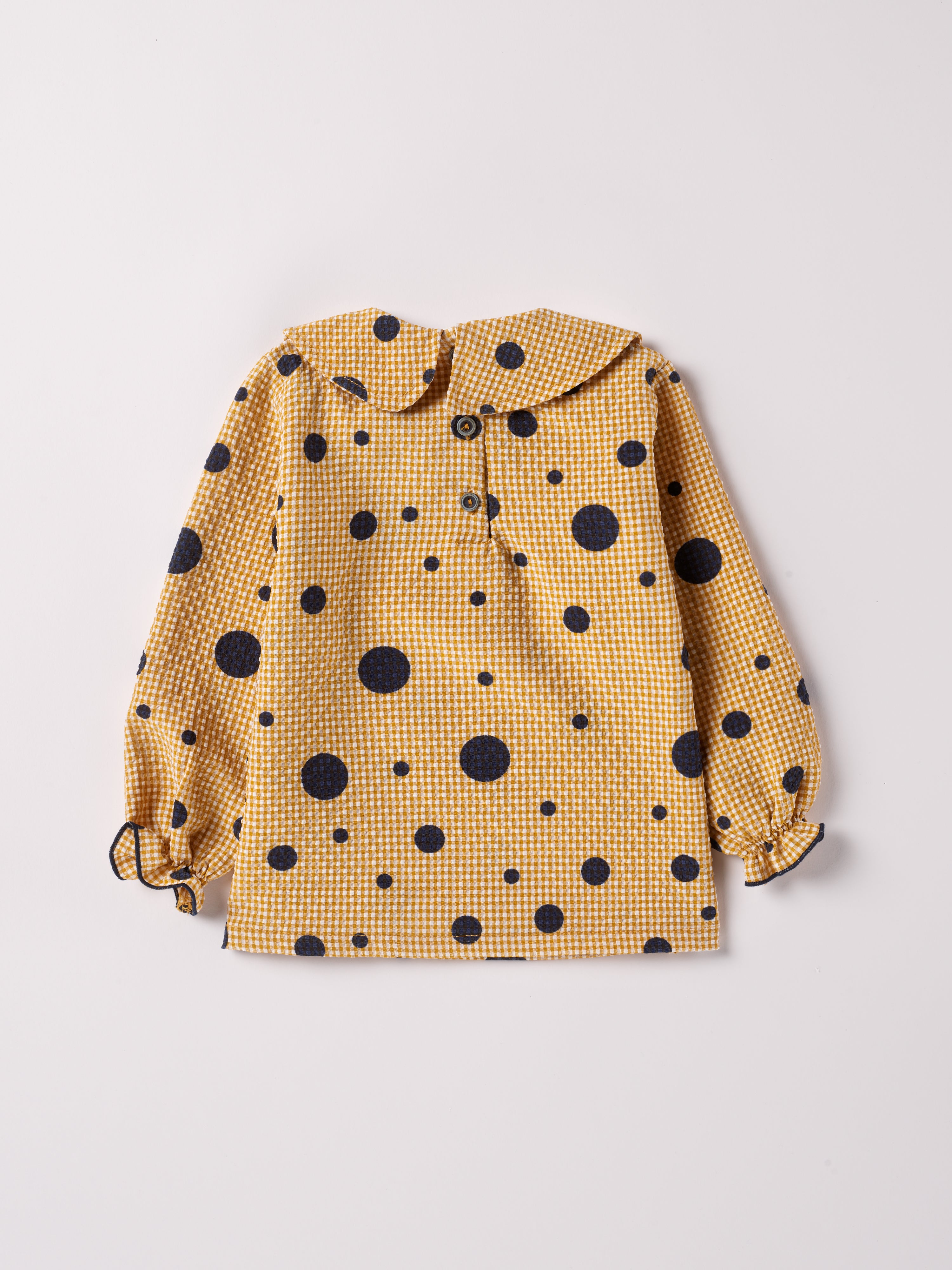 Die modische Bluse für Mädchen von AMIO Firenze ist ein Blickfang für den Alltag eines jeden Mädchens. Der Design-Kragen verleiht der Bluse einen besonders stilvollen Touch.
Höchste Qualität, bestes Preis-Leistungs-Verhältnis MADE IN ITALY.