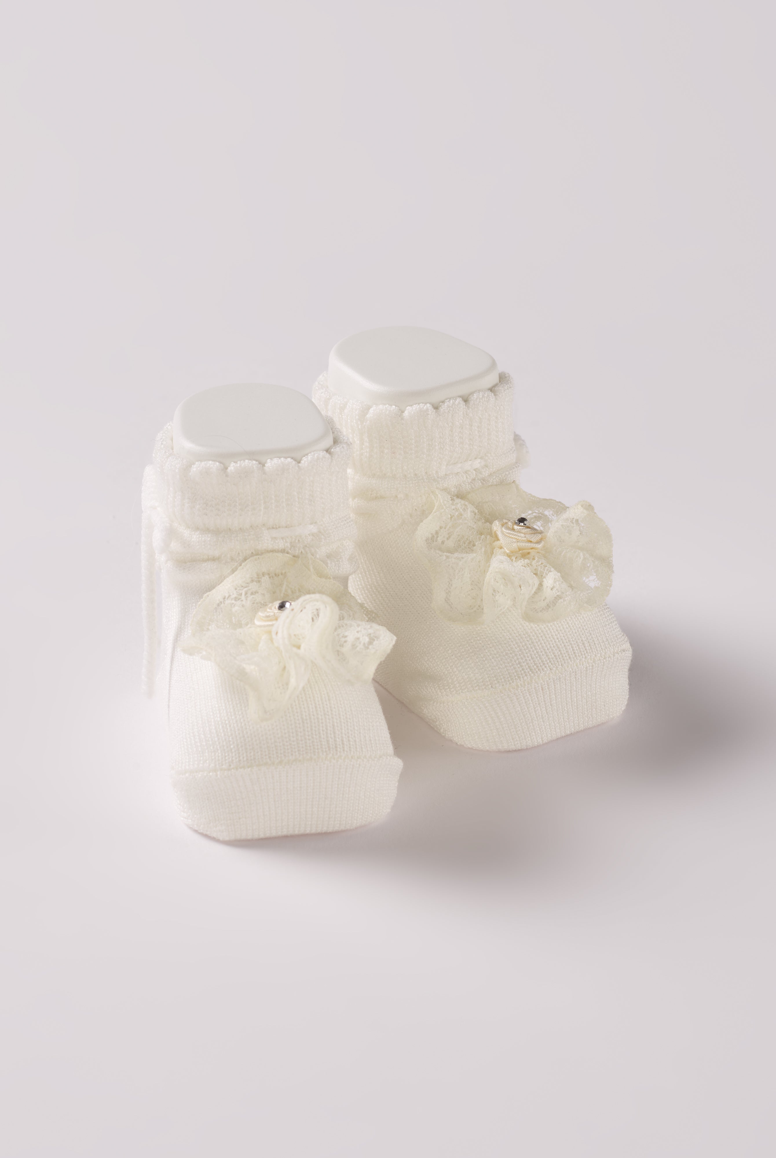 Die cremefarbigen Baby Booties haben eine dekorative Spitzenblume und eignen sich perfekt als Geschenk für Babypartys oder als süße Schwangerschaftsankündigung für Freunde, Verwandte oder als Accessoire für Taufen, Hochzeiten und Feierlichkeiten. Die feine Schnürung bietet besonderen Halt am Fuß. Unsere Scarpine werden in einer ansprechenden Geschenkbox präsentiert.
Höchste Qualität, bestes Preis-Leistungs-Verhältnis MADE IN ITALY.