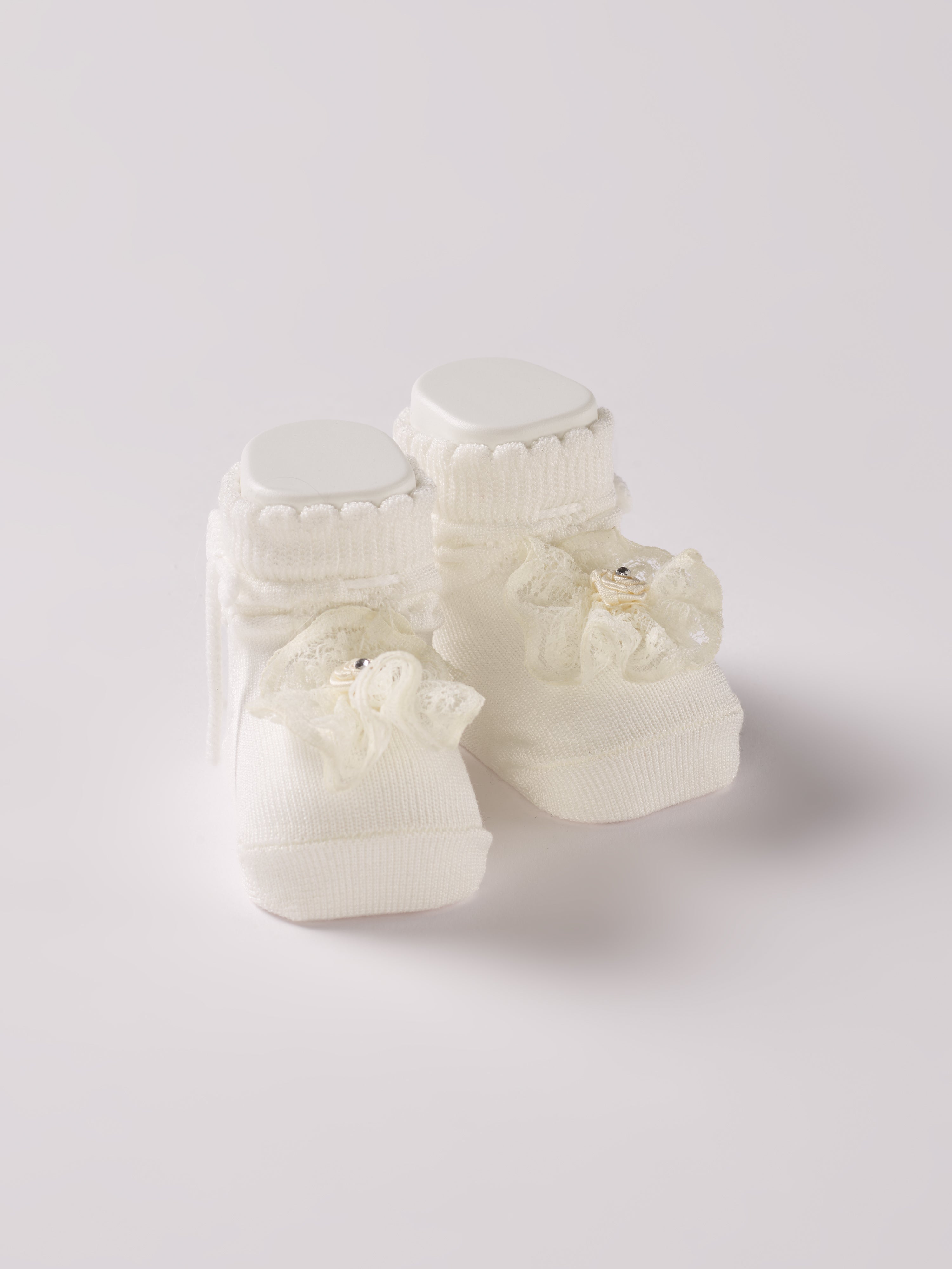 Die cremefarbigen Baby Booties haben eine dekorative Spitzenblume und eignen sich perfekt als Geschenk für Babypartys oder als süße Schwangerschaftsankündigung für Freunde, Verwandte oder als Accessoire für Taufen, Hochzeiten und Feierlichkeiten. Die feine Schnürung bietet besonderen Halt am Fuß. Unsere Scarpine werden in einer ansprechenden Geschenkbox präsentiert.
Höchste Qualität, bestes Preis-Leistungs-Verhältnis MADE IN ITALY.