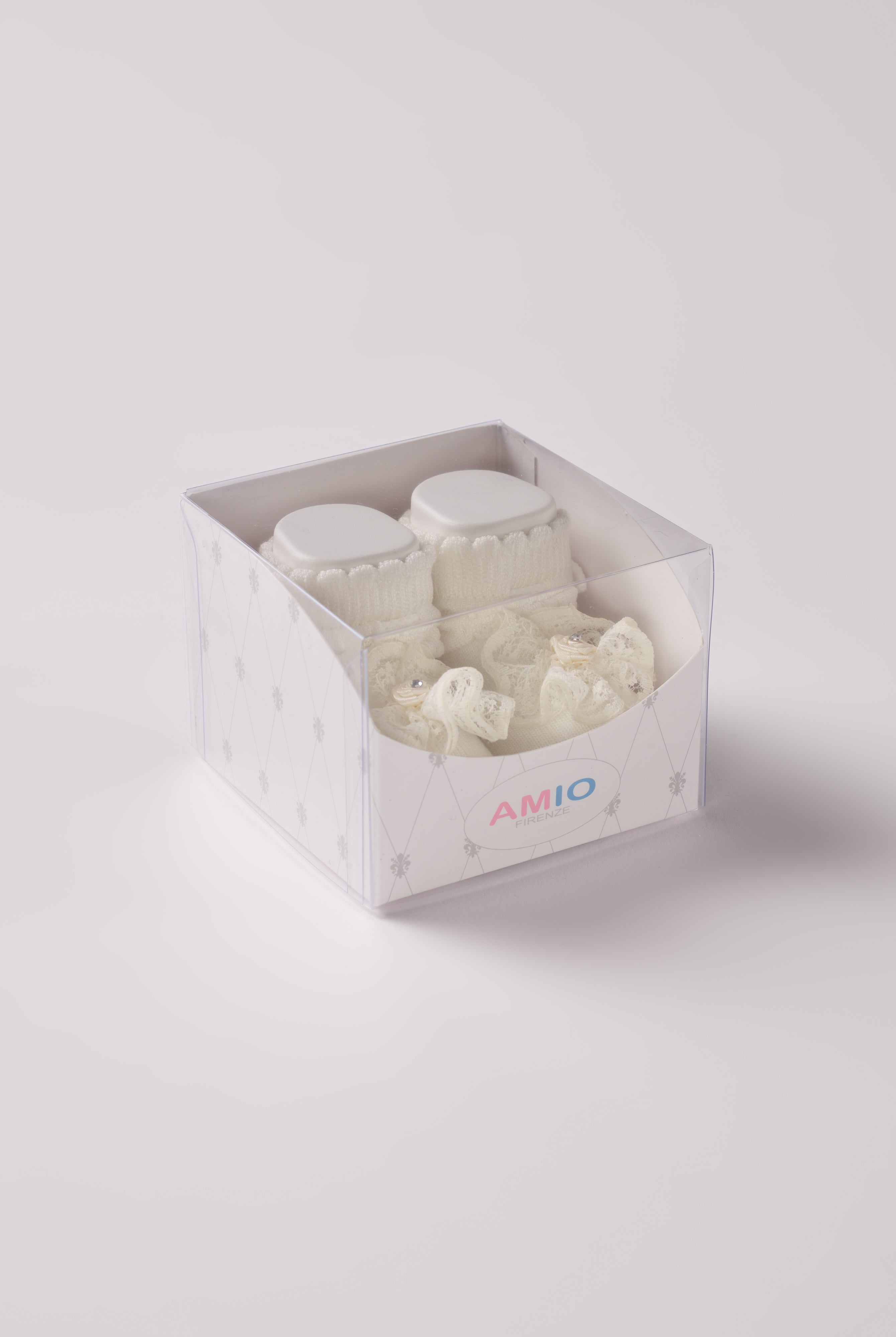 Die cremefarbigen Baby Booties haben eine dekorative Spitzenblume und eignen sich perfekt als Geschenk für Babypartys oder als süße Schwangerschaftsankündigung für Freunde, Verwandte oder als Accessoire für Taufen, Hochzeiten und Feierlichkeiten. Die feine Schnürung bietet besonderen Halt am Fuß. Unsere Scarpine werden in einer ansprechenden Geschenkbox präsentiert.
Höchste Qualität, bestes Preis-Leistungs-Verhältnis MADE IN ITALY.