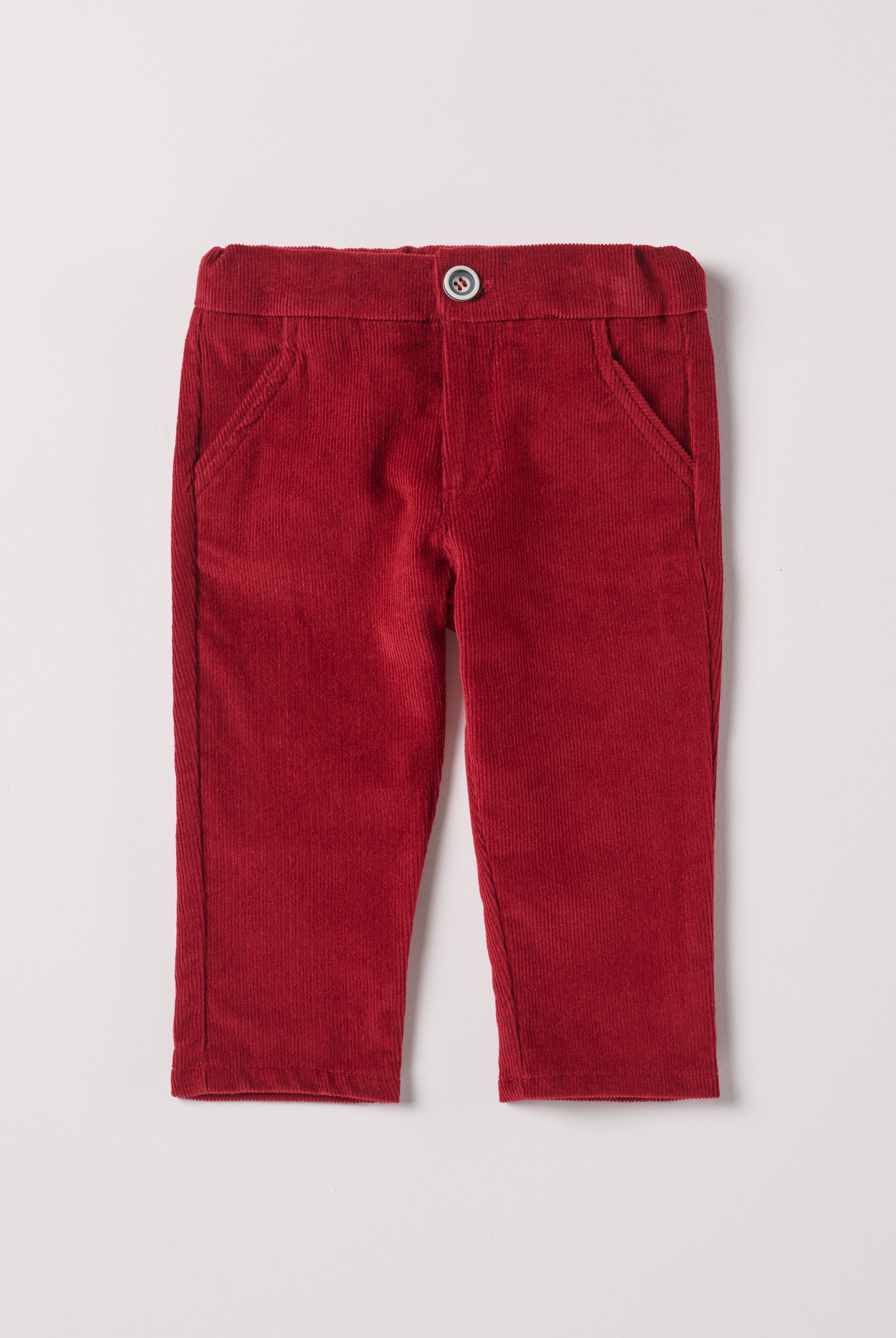 Diese klassische Hose mit geradem Schnitt, gefertigt aus 100% Baumwolle, ist weich und bietet einen hohen Tragekomfort. Die Breite lässt sich durch den elastischen Bund mit Innenknöpfen anpassen. Ein AMIO Firenze Must-Have für jede Grundausstattung.
Höchste Qualität, bestes Preis-Leistungs-Verhältnis MADE IN ITALY.