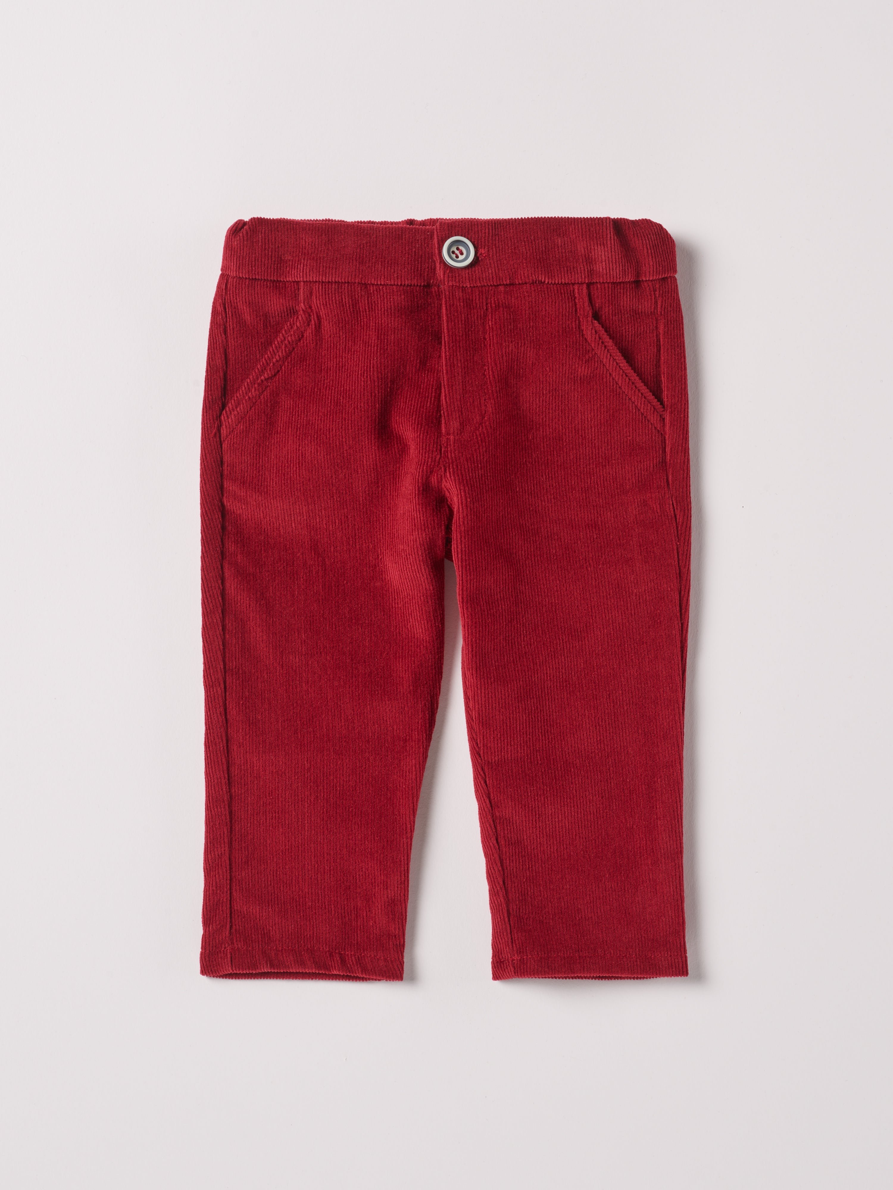 Diese klassische Hose mit geradem Schnitt, gefertigt aus 100% Baumwolle, ist weich und bietet einen hohen Tragekomfort. Die Breite lässt sich durch den elastischen Bund mit Innenknöpfen anpassen. Ein AMIO Firenze Must-Have für jede Grundausstattung.
Höchste Qualität, bestes Preis-Leistungs-Verhältnis MADE IN ITALY.