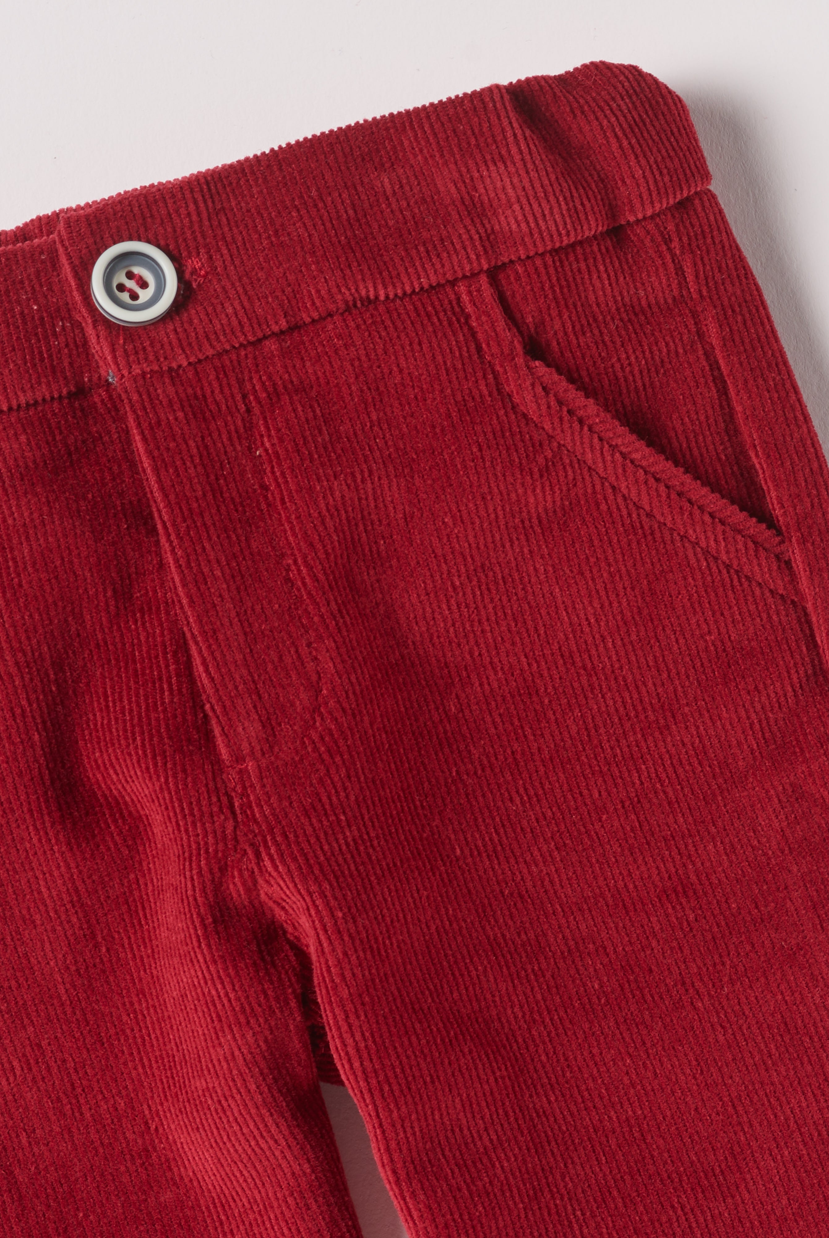 Diese klassische Hose mit geradem Schnitt, gefertigt aus 100% Baumwolle, ist weich und bietet einen hohen Tragekomfort. Die Breite lässt sich durch den elastischen Bund mit Innenknöpfen anpassen. Ein AMIO Firenze Must-Have für jede Grundausstattung.
Höchste Qualität, bestes Preis-Leistungs-Verhältnis MADE IN ITALY.