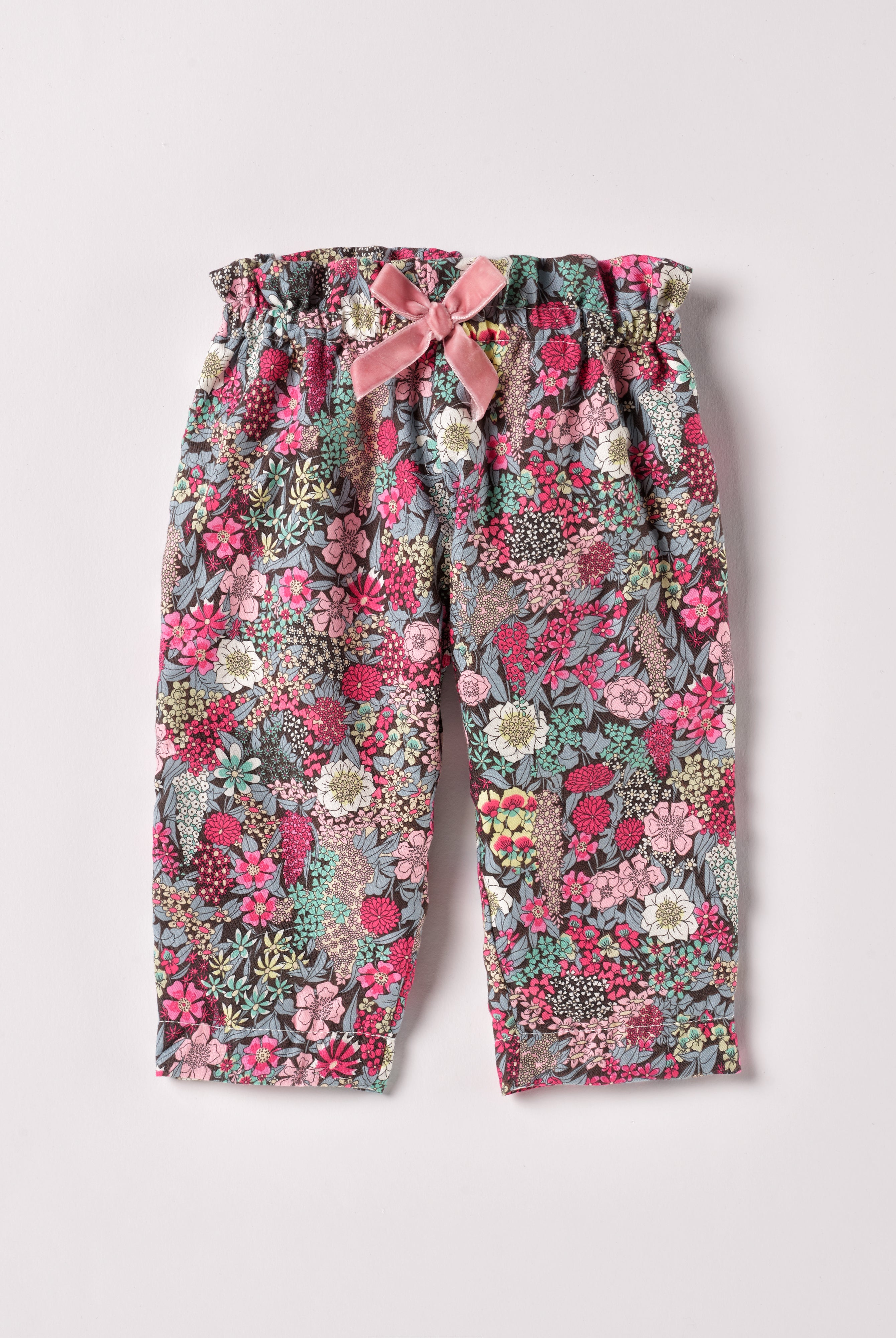 Diese verspielte Hose mit breitem Schnitt, gefertigt aus 100% Baumwolle, ist weich und bietet einen hohen Tragekomfort. Die Breite lässt sich durch den elastischen Bund mit Innenknöpfen anpassen. Die floralen Muster des Liberty Stoffes haben eine tolle Farbsättigung. Ein AMIO Firenze Must-Have für jede Grundausstattung.
Höchste Qualität, bestes Preis-Leistungs-Verhältnis MADE IN ITALY.