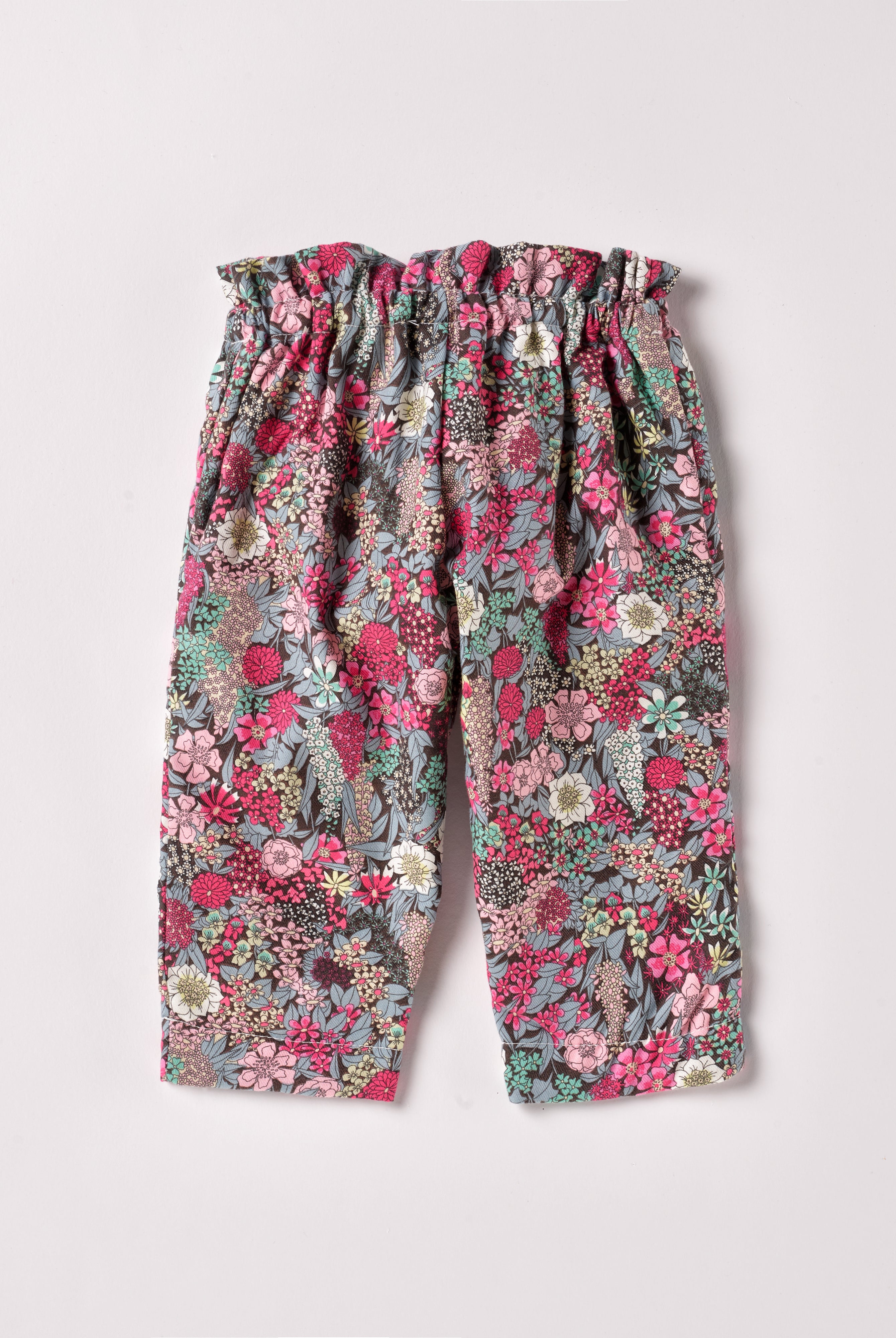 Diese verspielte Hose mit breitem Schnitt, gefertigt aus 100% Baumwolle, ist weich und bietet einen hohen Tragekomfort. Die Breite lässt sich durch den elastischen Bund mit Innenknöpfen anpassen. Die floralen Muster des Liberty Stoffes haben eine tolle Farbsättigung. Ein AMIO Firenze Must-Have für jede Grundausstattung.
Höchste Qualität, bestes Preis-Leistungs-Verhältnis MADE IN ITALY.