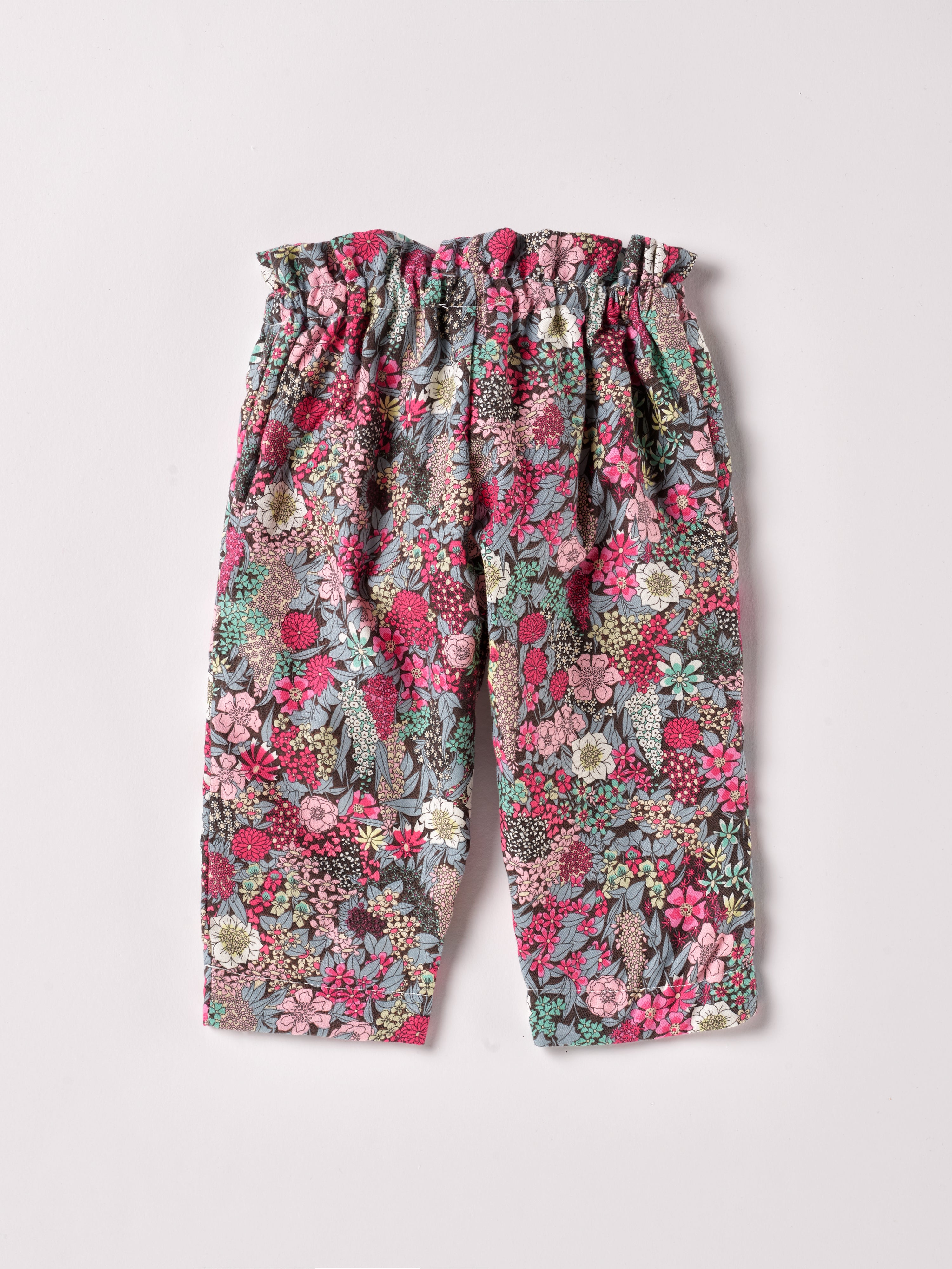 Diese verspielte Hose mit breitem Schnitt, gefertigt aus 100% Baumwolle, ist weich und bietet einen hohen Tragekomfort. Die Breite lässt sich durch den elastischen Bund mit Innenknöpfen anpassen. Die floralen Muster des Liberty Stoffes haben eine tolle Farbsättigung. Ein AMIO Firenze Must-Have für jede Grundausstattung.
Höchste Qualität, bestes Preis-Leistungs-Verhältnis MADE IN ITALY.