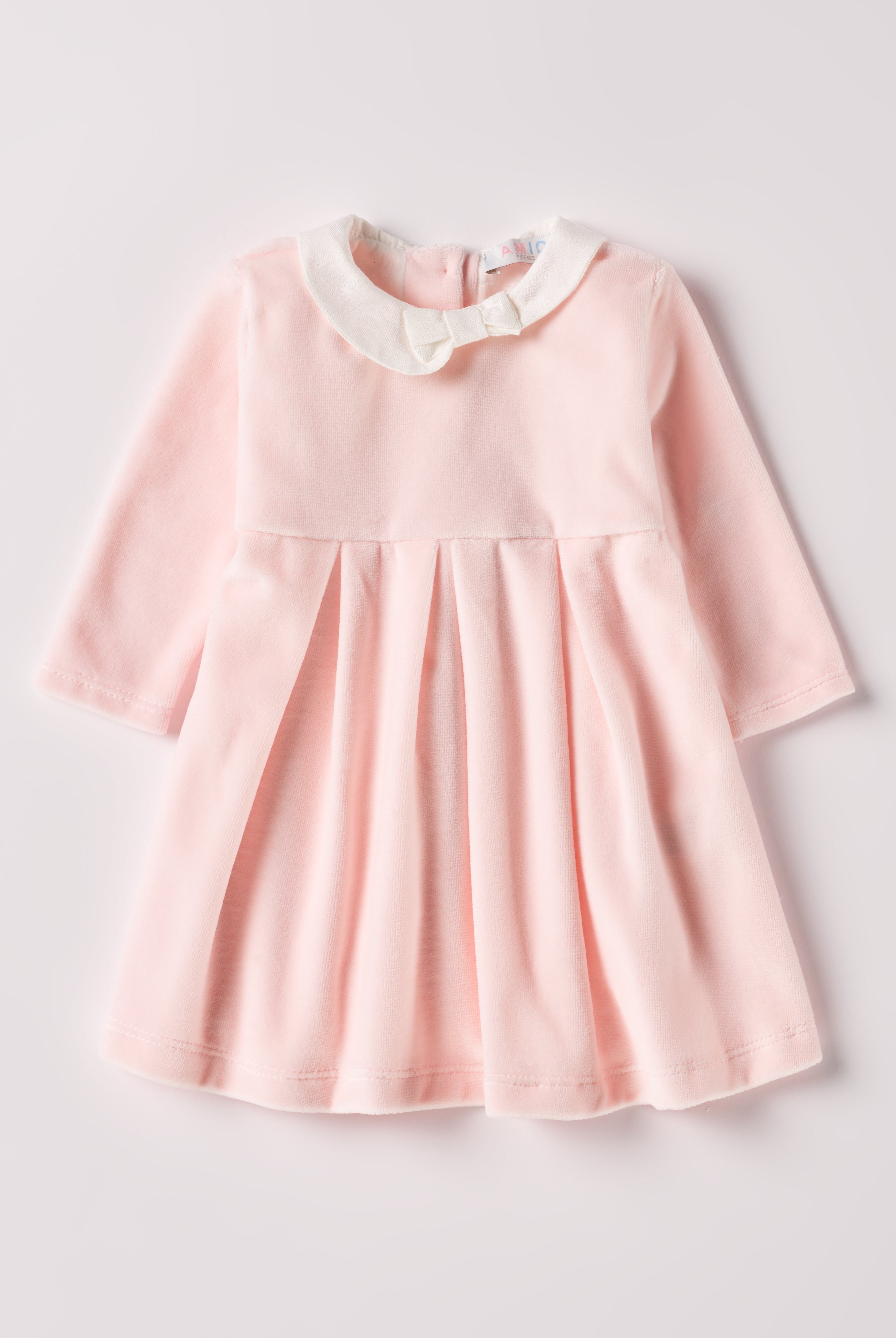 Dieses weiche Samtkleid in edlem Rosa ist ein eleganter Blickfang für festliche Anlässe. Der luxuriöse Samtstoff (Ciniglia) liegt angenehm weich auf der Haut und sorgt für ein geschmeidiges Tragegefühl. Das klassische Design und die echten Perlmuttknöpfe verleihen jedem Auftritt eine stilvolle Note und bringt Glanz in den Alltag oder zu besonderen Anlässen.
Höchste Qualität, bestes Preis-Leistungs-Verhältnis MADE IN ITALY.