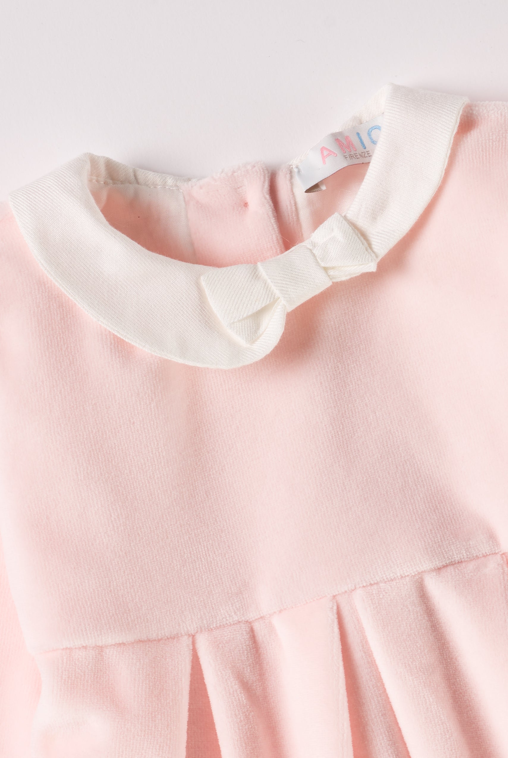 Dieses weiche Samtkleid in edlem Rosa ist ein eleganter Blickfang für festliche Anlässe. Der luxuriöse Samtstoff (Ciniglia) liegt angenehm weich auf der Haut und sorgt für ein geschmeidiges Tragegefühl. Das klassische Design und die echten Perlmuttknöpfe verleihen jedem Auftritt eine stilvolle Note und bringt Glanz in den Alltag oder zu besonderen Anlässen.
Höchste Qualität, bestes Preis-Leistungs-Verhältnis MADE IN ITALY.