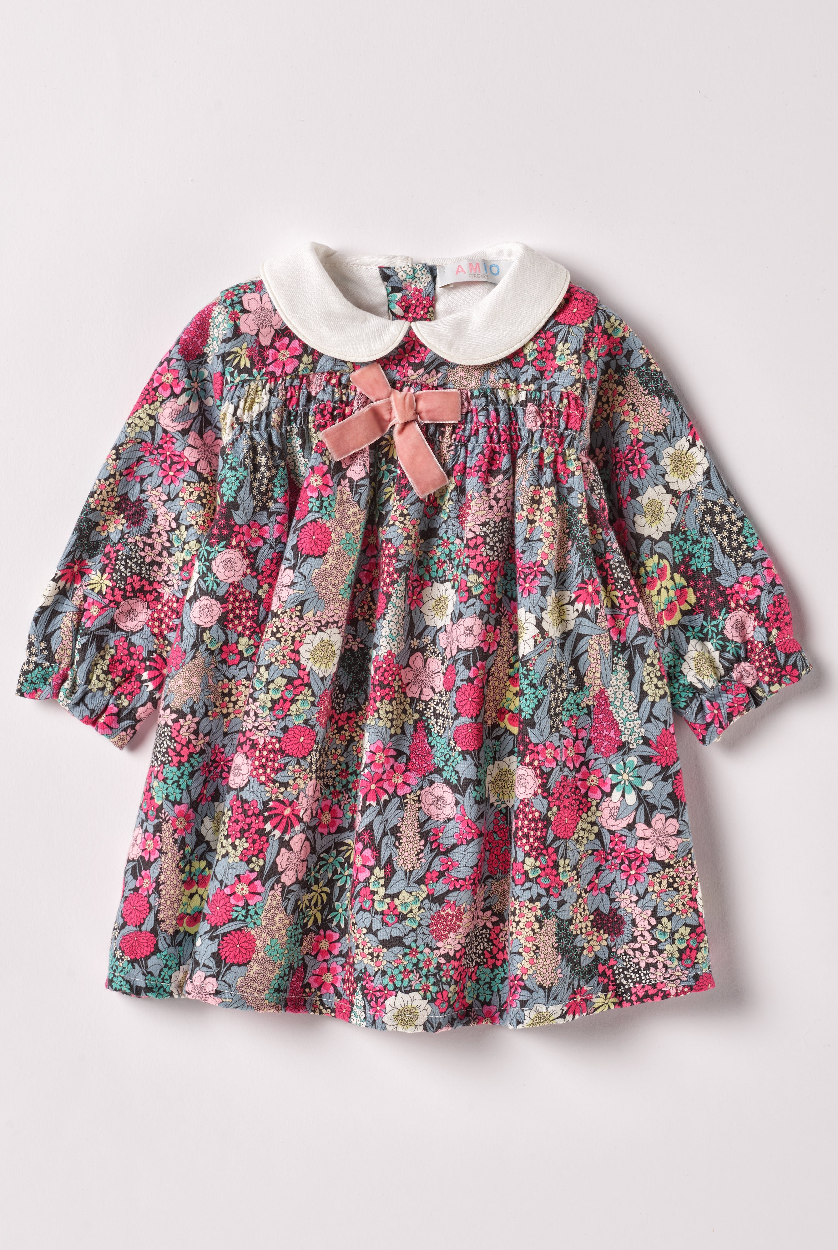 Dieses klassische Twill-Kleid mit weißem Kragen und Schleife aus Samt ist ein modisches Highlight. Die floralen Muster des Liberty Stoffes haben eine tolle Farbsättigung und machen das AMIO Firenze Kleid zu einem echten Blickfang. Der weiche Baumwollstoff liegt angenehm auf der Haut und das Unterkleid sorgt für ein geschmeidiges Tragegefühl.
Höchste Qualität, bestes Preis-Leistungs-Verhältnis MADE IN ITALY.